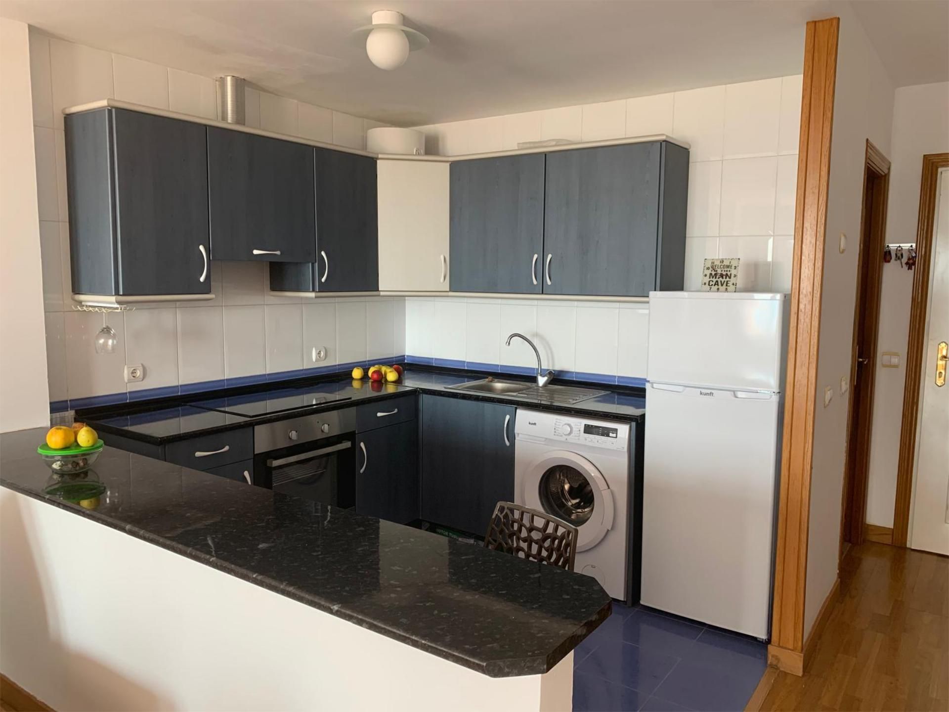 Cuina de Estudi de lloguer en Arona amb Parquet, Piscina i Moblat