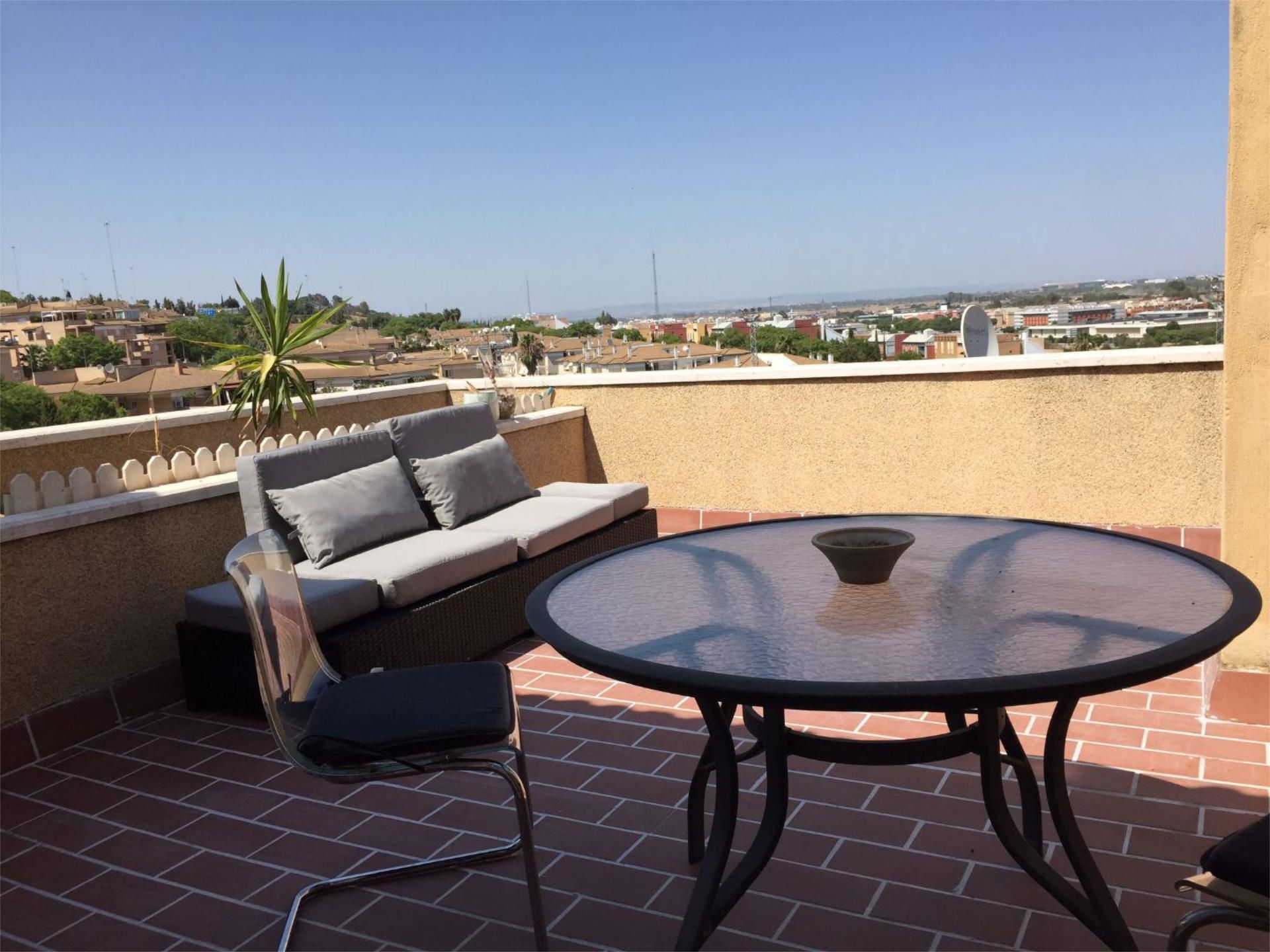 Àtic de lloguer a Calle Pureza, 10, Santa Eufemia Terrassa de Àtic de lloguer en Tomares amb Aire condicionat, Calefacció i Terrassa