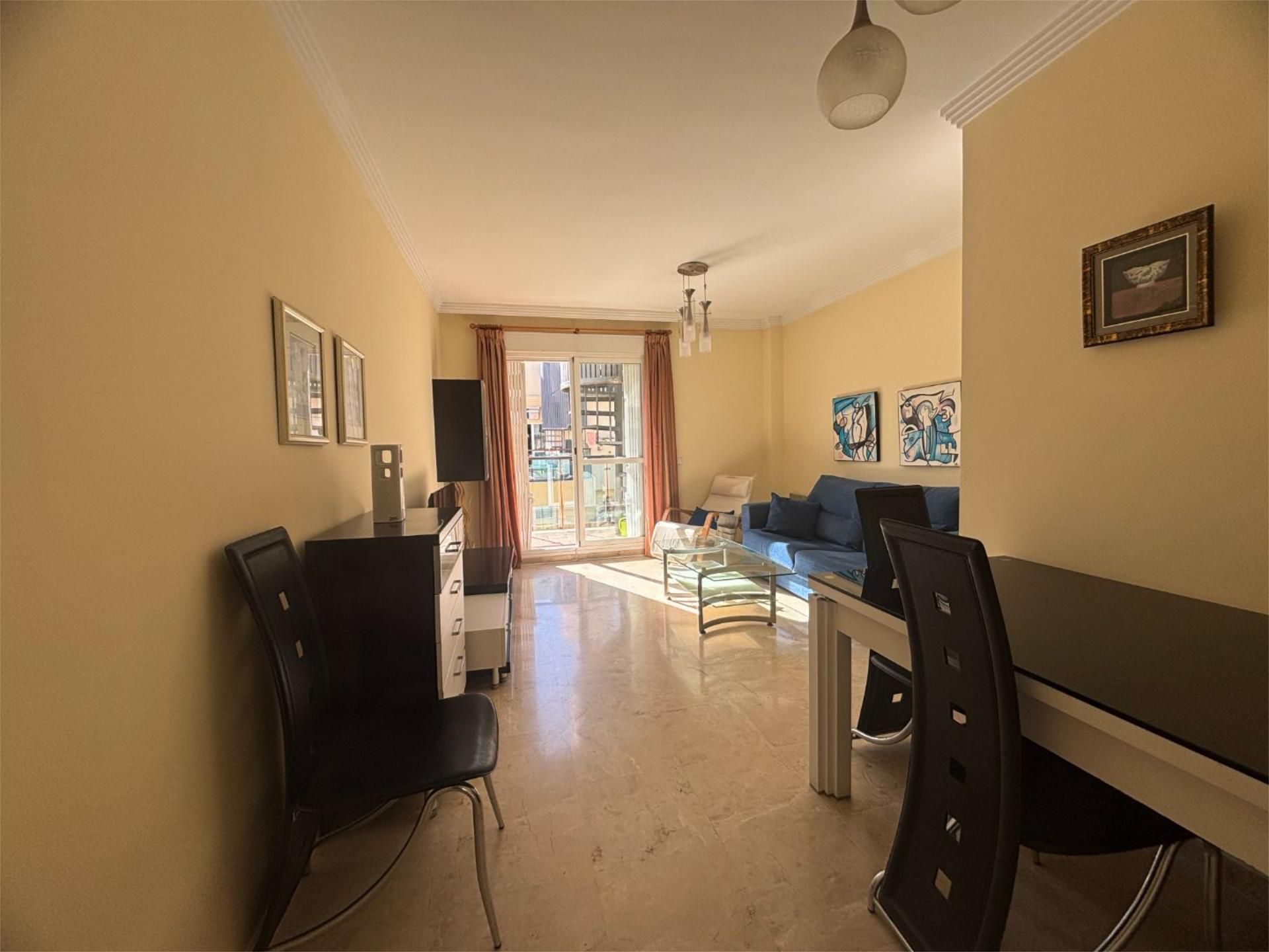 Àtic de lloguer a Pasaje Jardin, 2, Estepona Pueblo Sala d'estar de Àtic de lloguer en Estepona amb Aire condicionat, Terrassa i Balcó