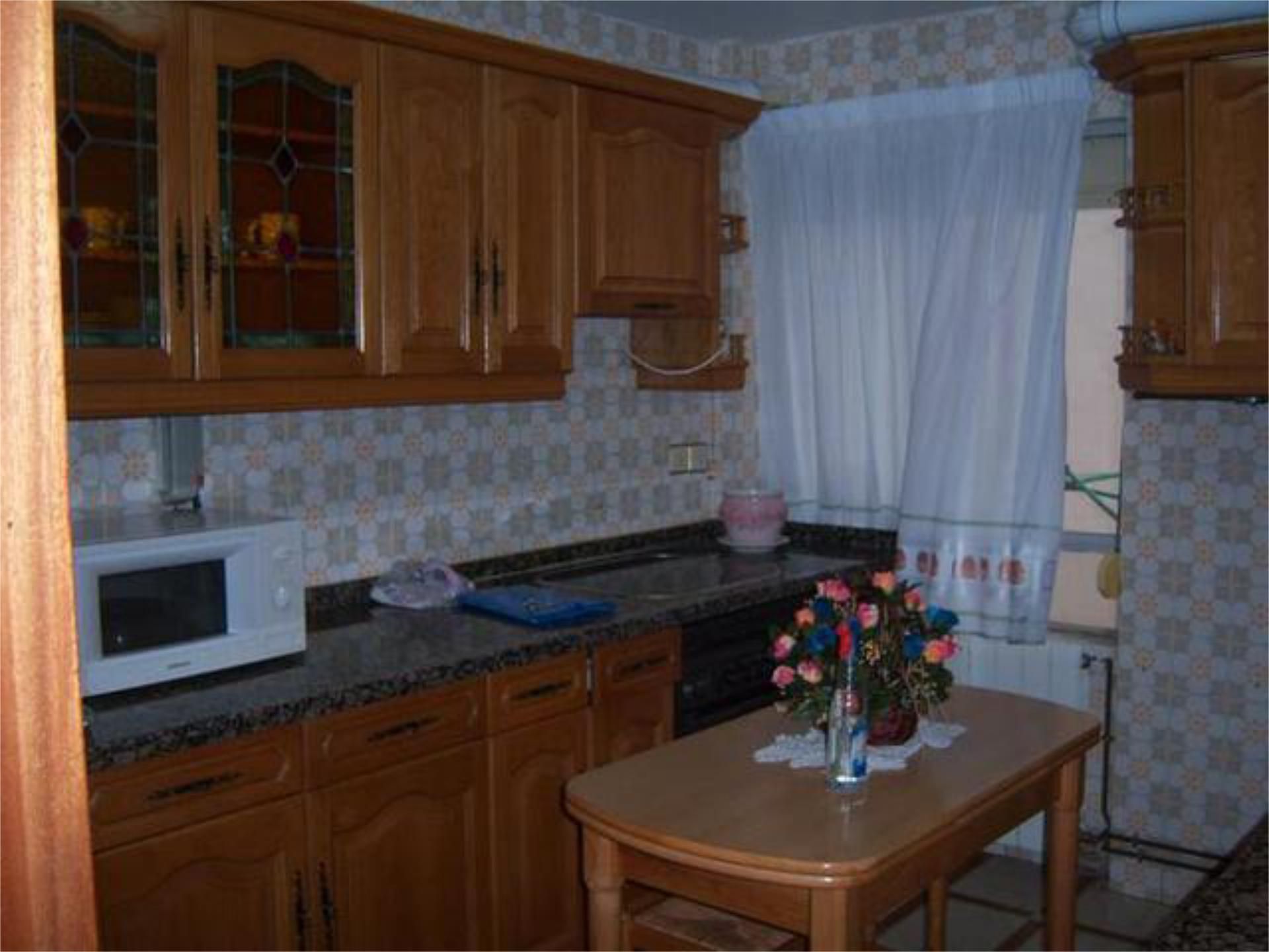 Cuina de Pis de lloguer en León Capital  amb Calefacció, Terrassa i Traster