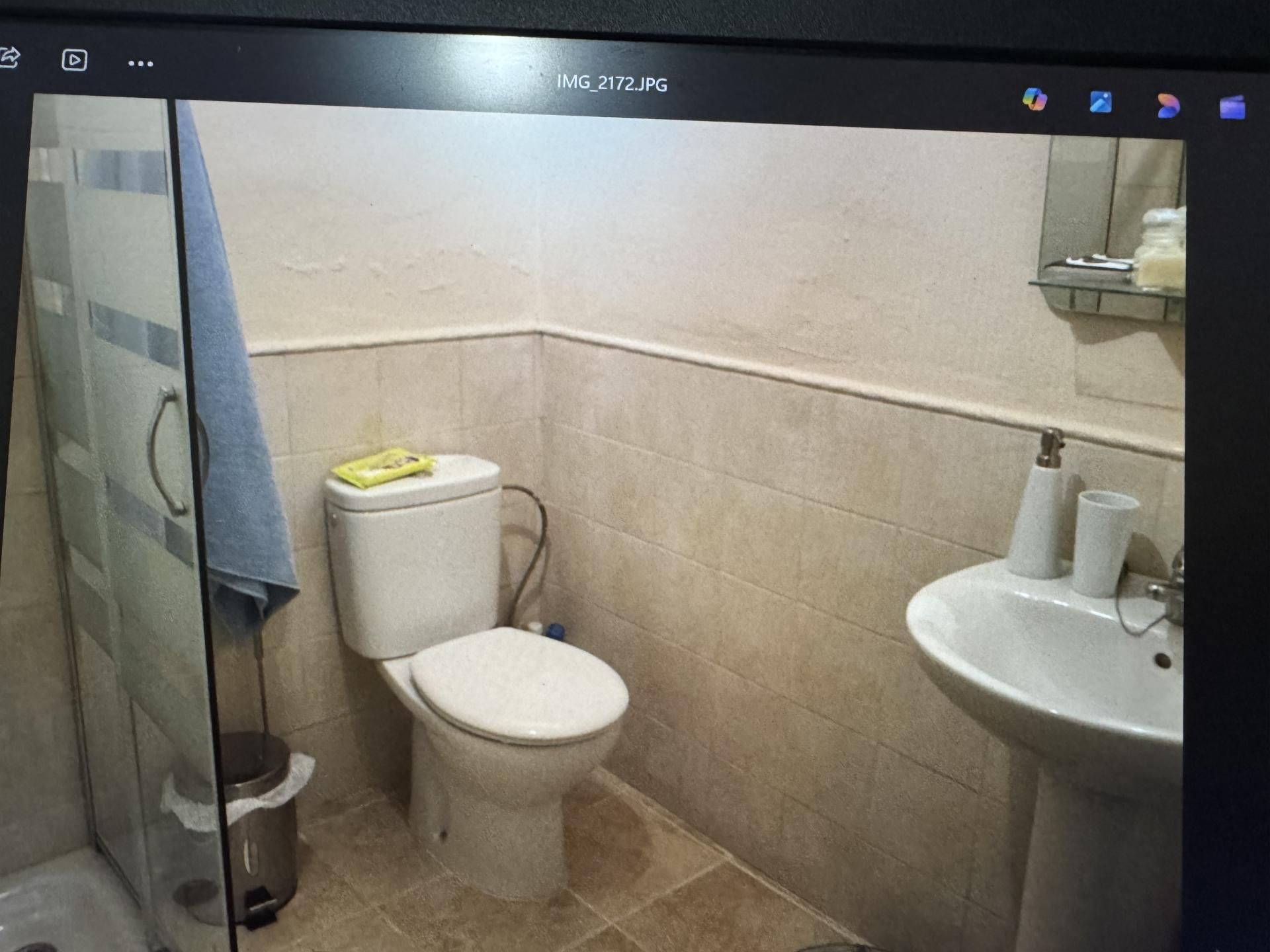 Casa adosada per a compartir a Calle Sorolla, 37, Arroyo de la Miel Bany de Casa adosada per a compartir en Benalmádena amb Terrassa i Moblat