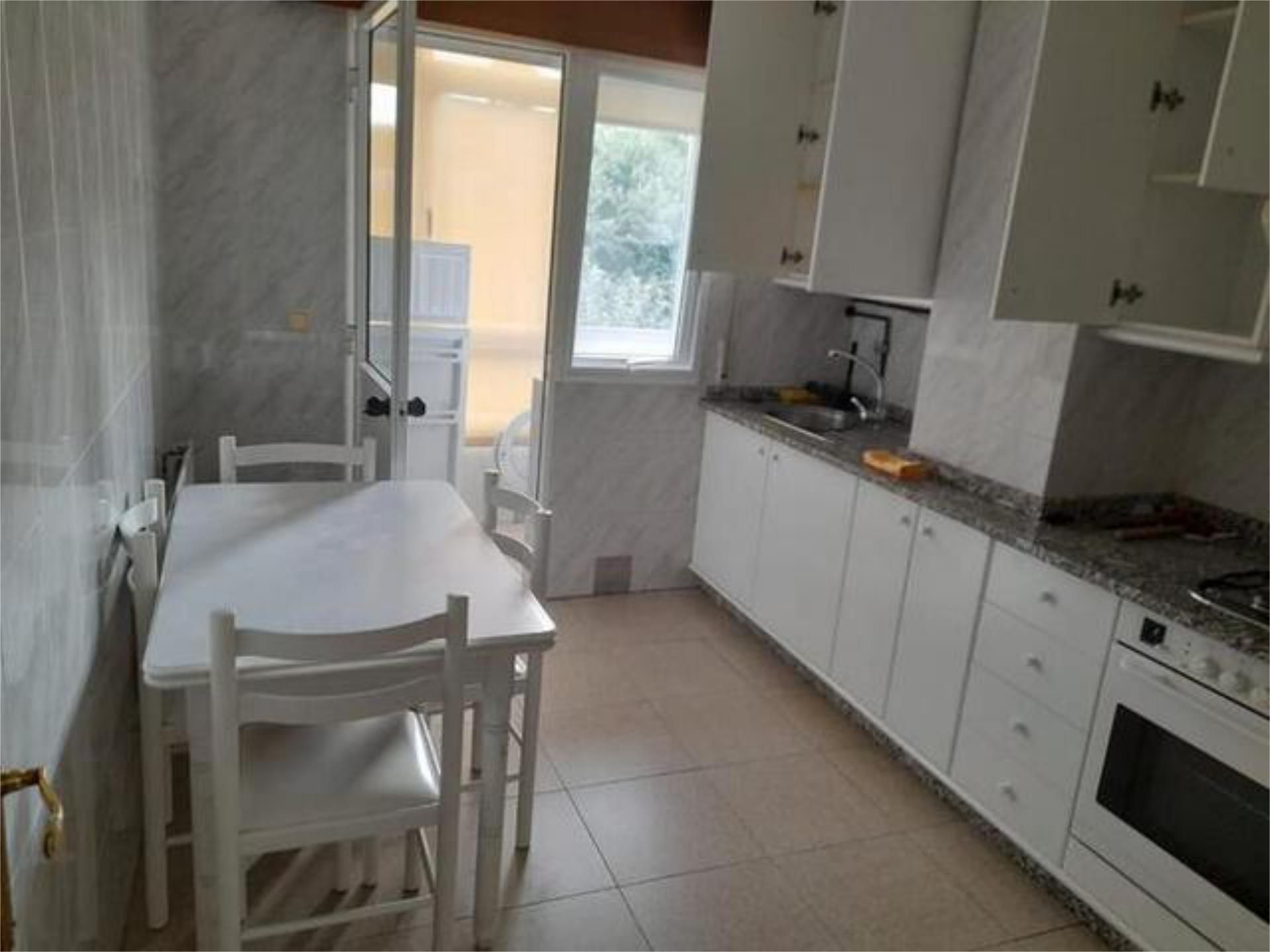 Küche von Wohnung miete in Guitiriz mit Heizung, Abstellraum und Möbliert