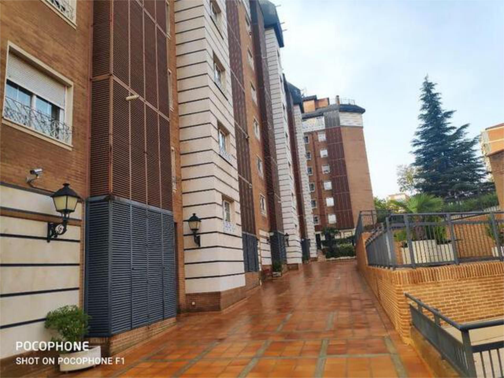 Vista exterior de Pis de lloguer en  Madrid Capital amb Calefacció, Jardí privat i Piscina