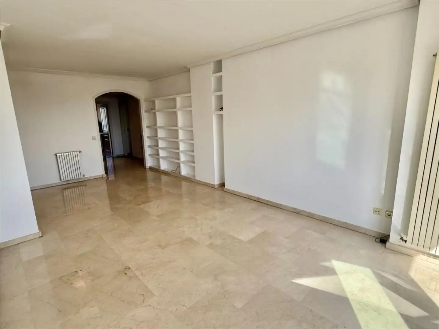 Piso en venta en Calle de Yerma, 8, Costillares Sala de estar de Piso en venta en Madrid con Aire acondicionado, Calefacción y Parquet