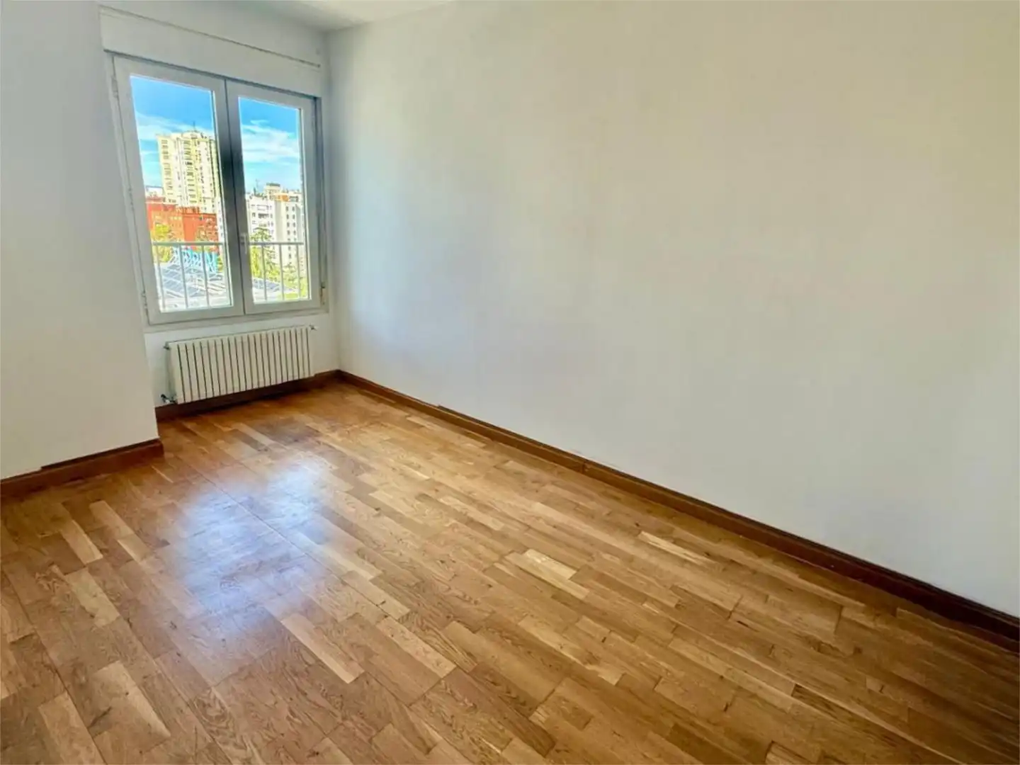 Piso en venta en Calle de Yerma, 8, Costillares Habitación de Piso en venta en Madrid con Aire acondicionado, Calefacción y Parquet