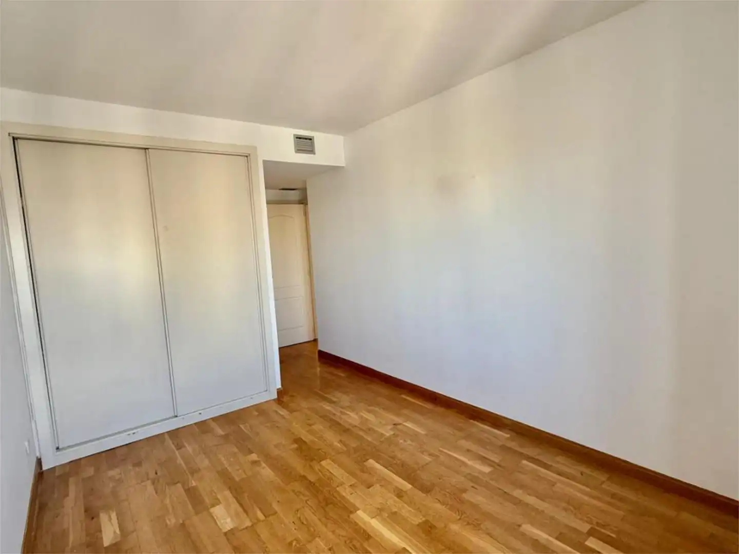 Piso en venta en Calle de Yerma, 8, Costillares Habitación de Piso en venta en Madrid con Aire acondicionado, Calefacción y Parquet
