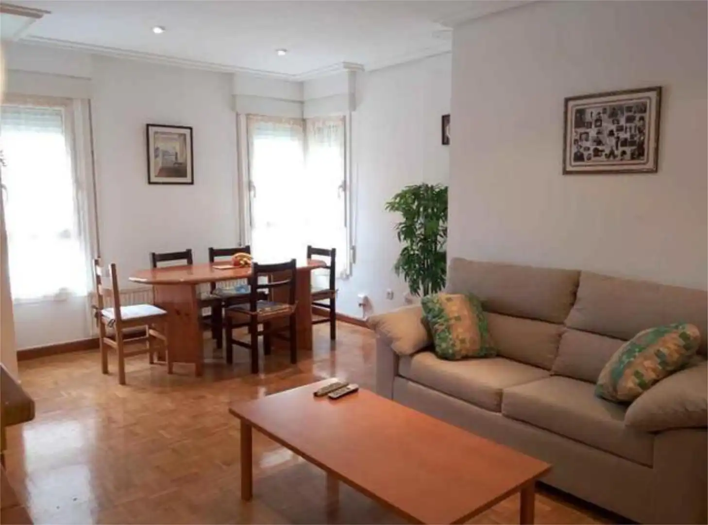 Pis en venda a Adurtza Sala d'estar de Pis en venda en Vitoria - Gasteiz amb Calefacció, Terrassa i Traster