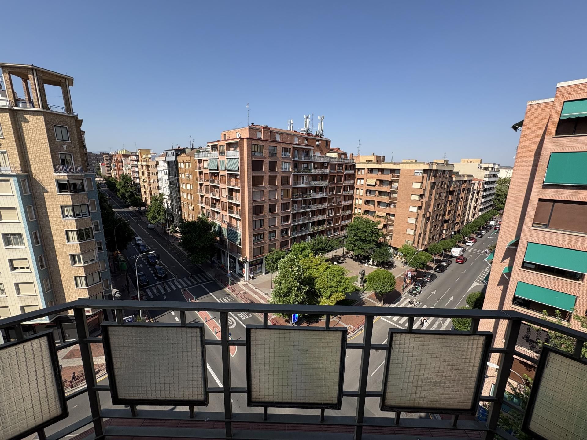 Vista exterior de Pis de lloguer en  Logroño amb Parquet, Moblat i Balcó