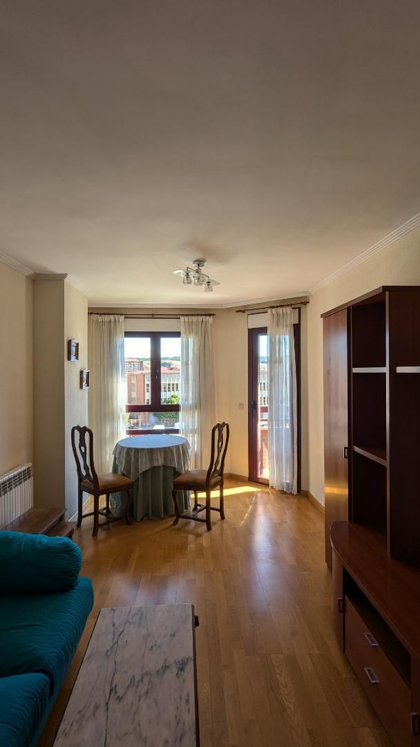 Menjador de Pis de lloguer en León Capital  amb Calefacció, Jardí privat i Parquet