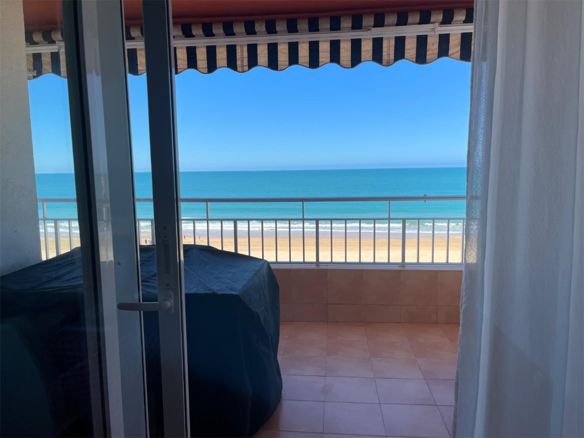 Dormitori de Pis en venda en  Cádiz Capital amb Terrassa