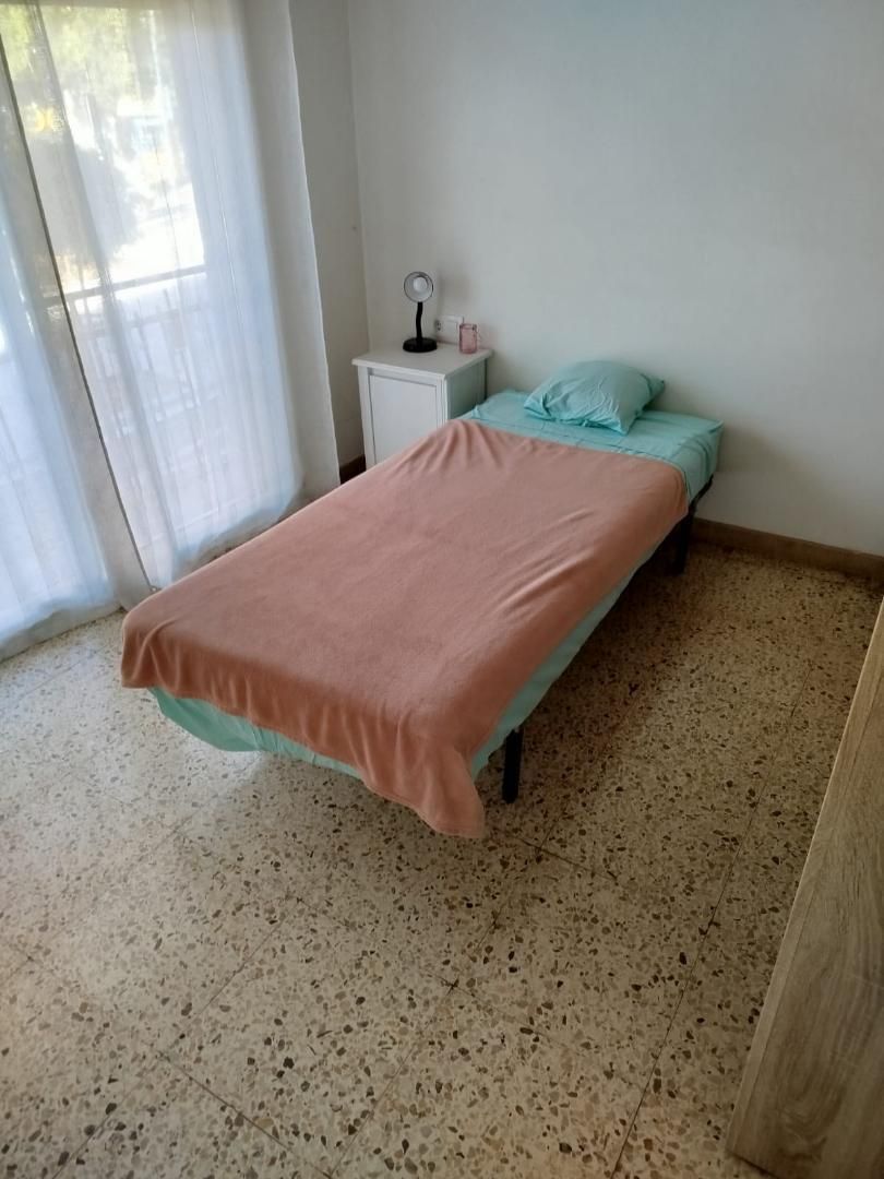 Flat to share in Avinguda de Severo Ochoa, 53, Pubilla Cases Bedroom of Flat to share in L'Hospitalet de Llobregat with Furnished