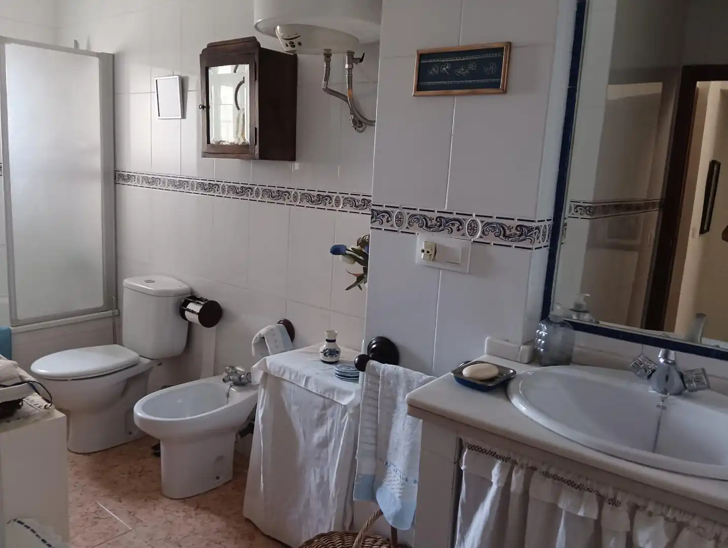 Casa adosada en venta en Calle Puerta de Aguilar, 33, Montilla Baño de Casa adosada en venta en Montilla con Aire acondicionado, Trastero y Piscina