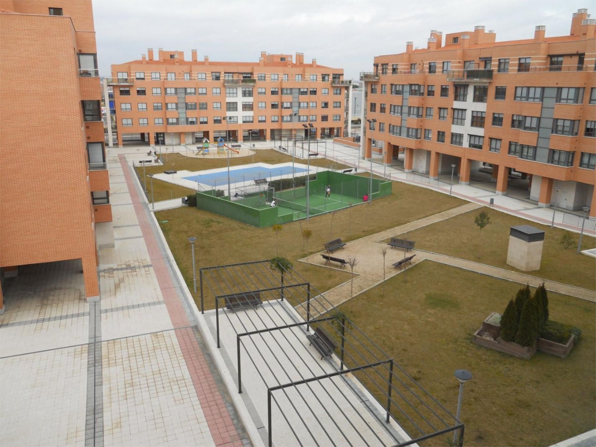 Pis de lloguer a Calle de Peñalara, 1, Pinar del Jalón Vista exterior de Pis de lloguer en Valladolid Capital amb Calefacció, Parquet i Traster