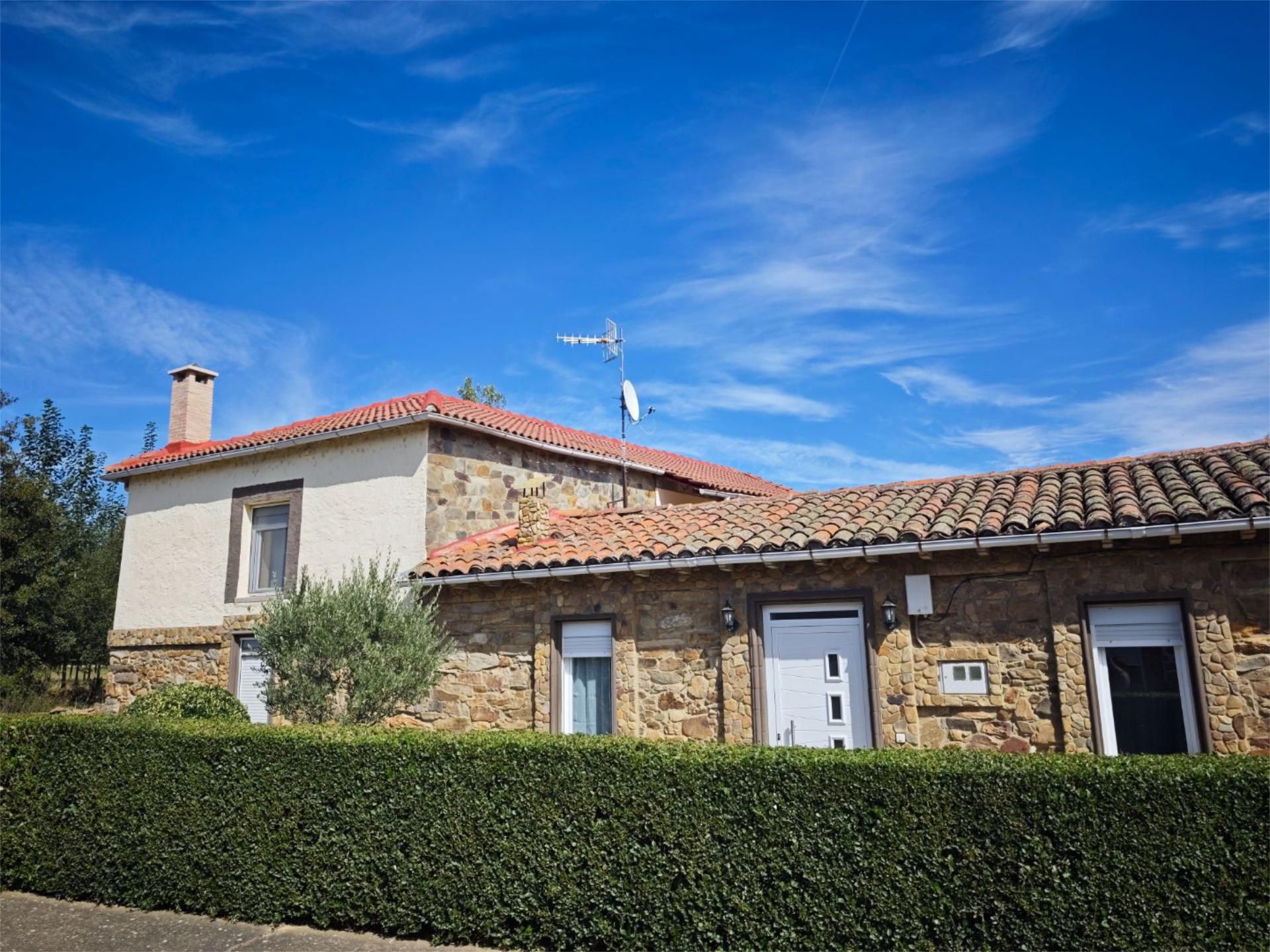 Casa o xalet en venda a Carretera Magaz, 26, Villaobispo de Otero Vista exterior de Casa o xalet en venda en Villaobispo de Otero amb Calefacció, Jardí privat i Parquet