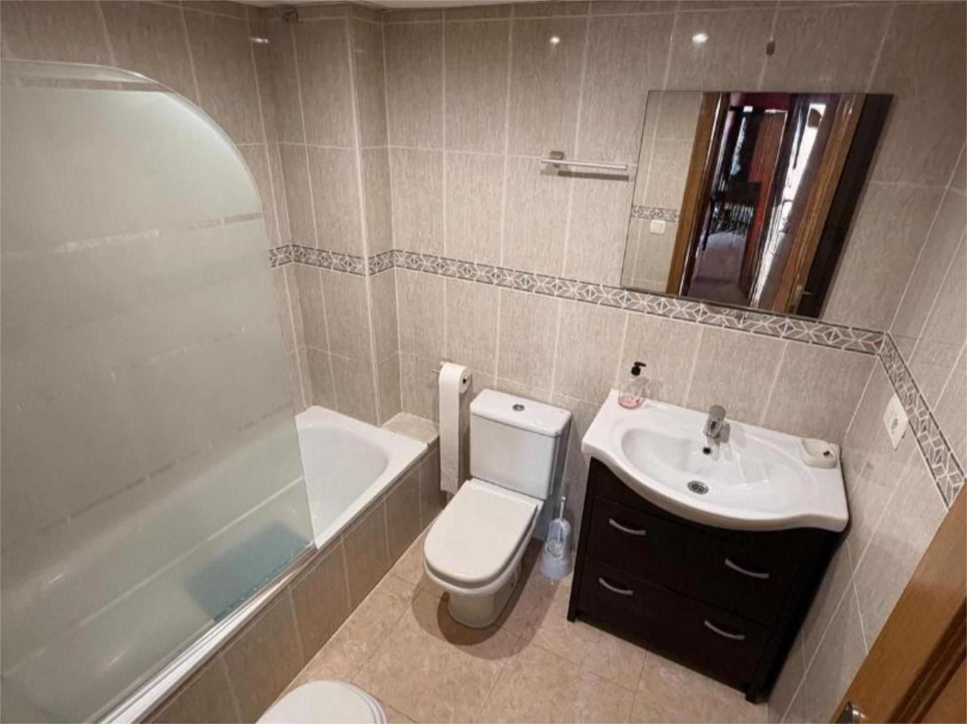 Bany de Pis de lloguer en Castellón de la Plana / Castelló de la Plana amb Aire condicionat, Calefacció i Moblat