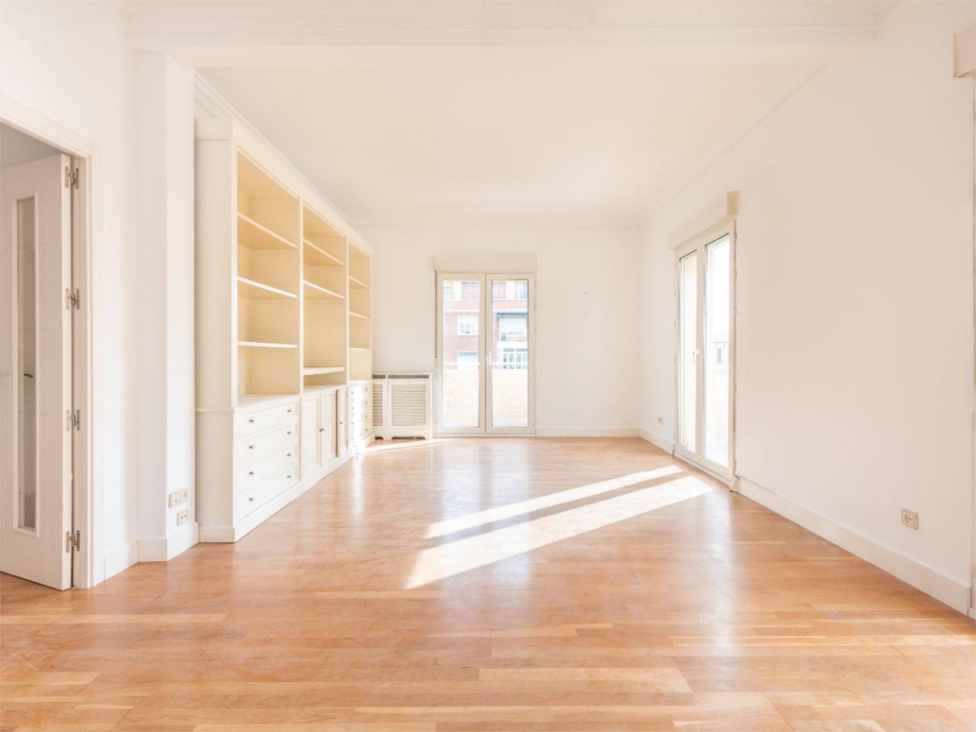 Living room of Flat for sale in  Madrid Capital  with Terrace and Balcony