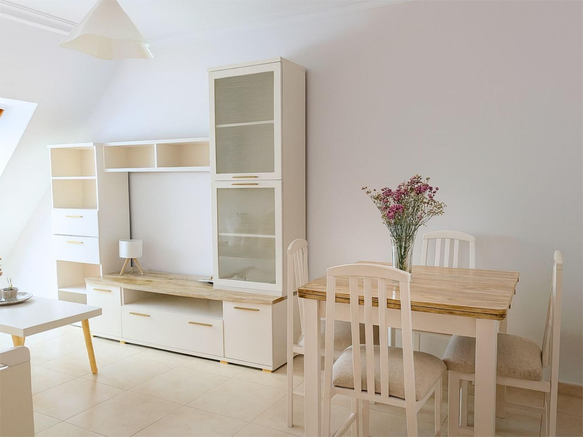 Sala d'estar de Pis de lloguer en Caldas de Reis amb Calefacció, Parquet i Moblat