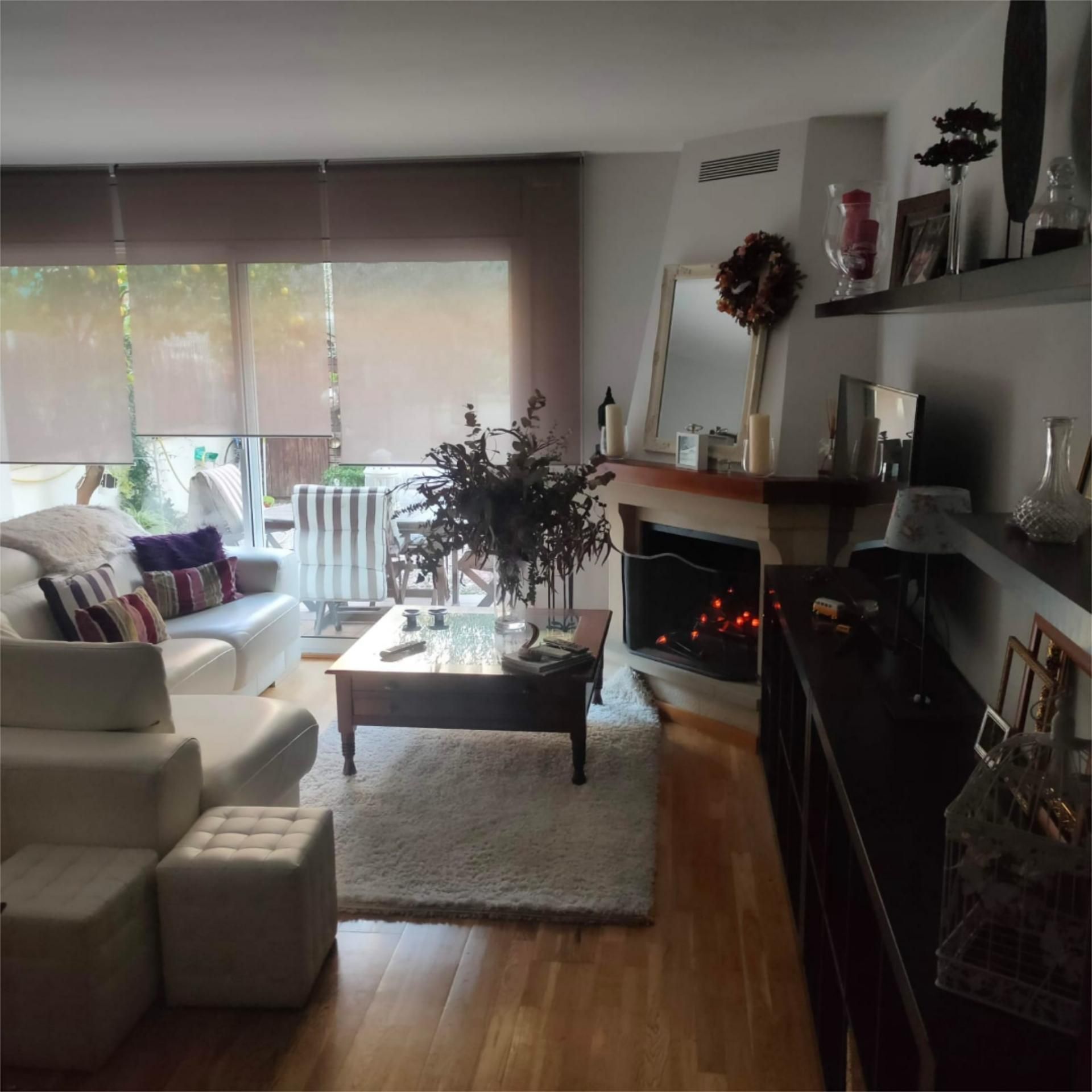 Sala d'estar de Casa adosada en venda en Rubí