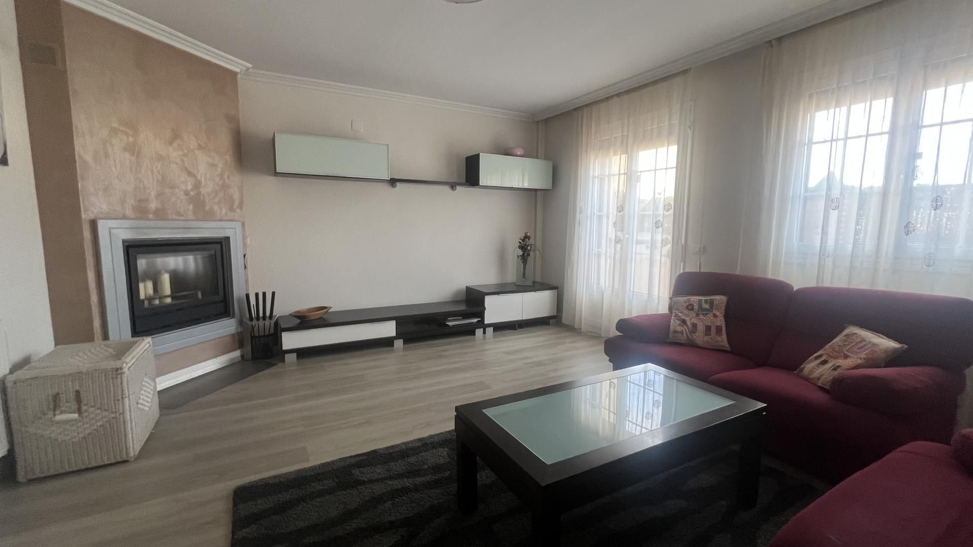 Casa adosada en venda a Calle Carrebarriuso, 9f, Merindad de Río Ubierna Sala d'estar de Casa adosada en venda en Merindad de Río Ubierna amb Terrassa i Balcó