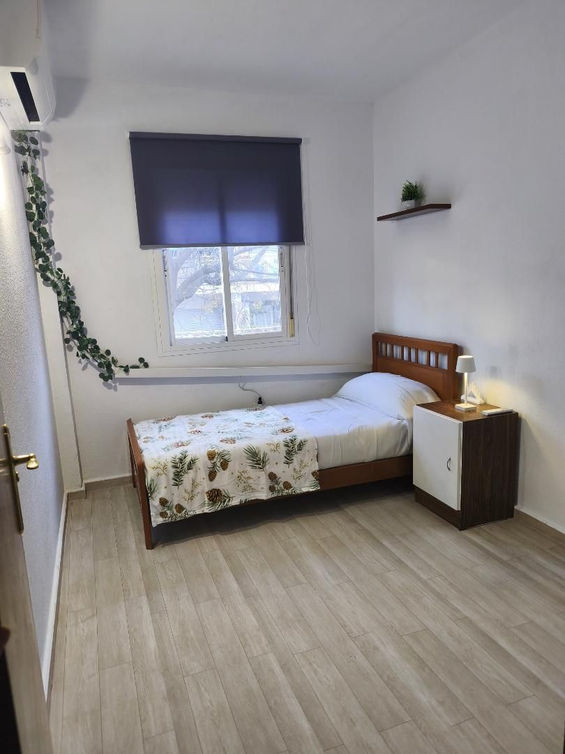 Dormitori de Pis per a compartir en  Granada Capital amb Aire condicionat, Calefacció i Moblat