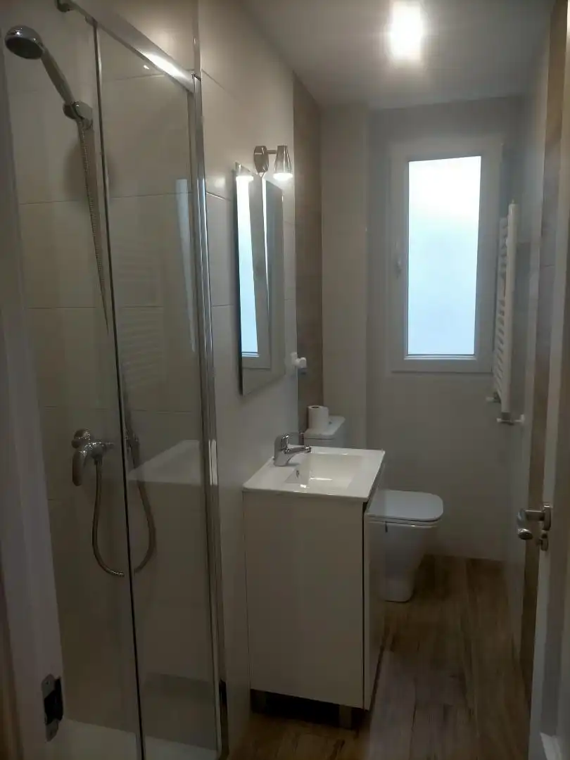Baño de Piso para compartir en Móstoles con Calefacción y Amueblado