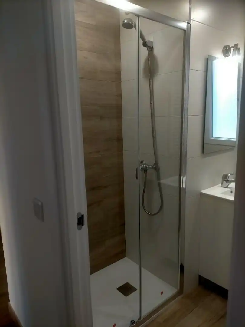 Baño de Piso para compartir en Móstoles con Calefacción y Amueblado