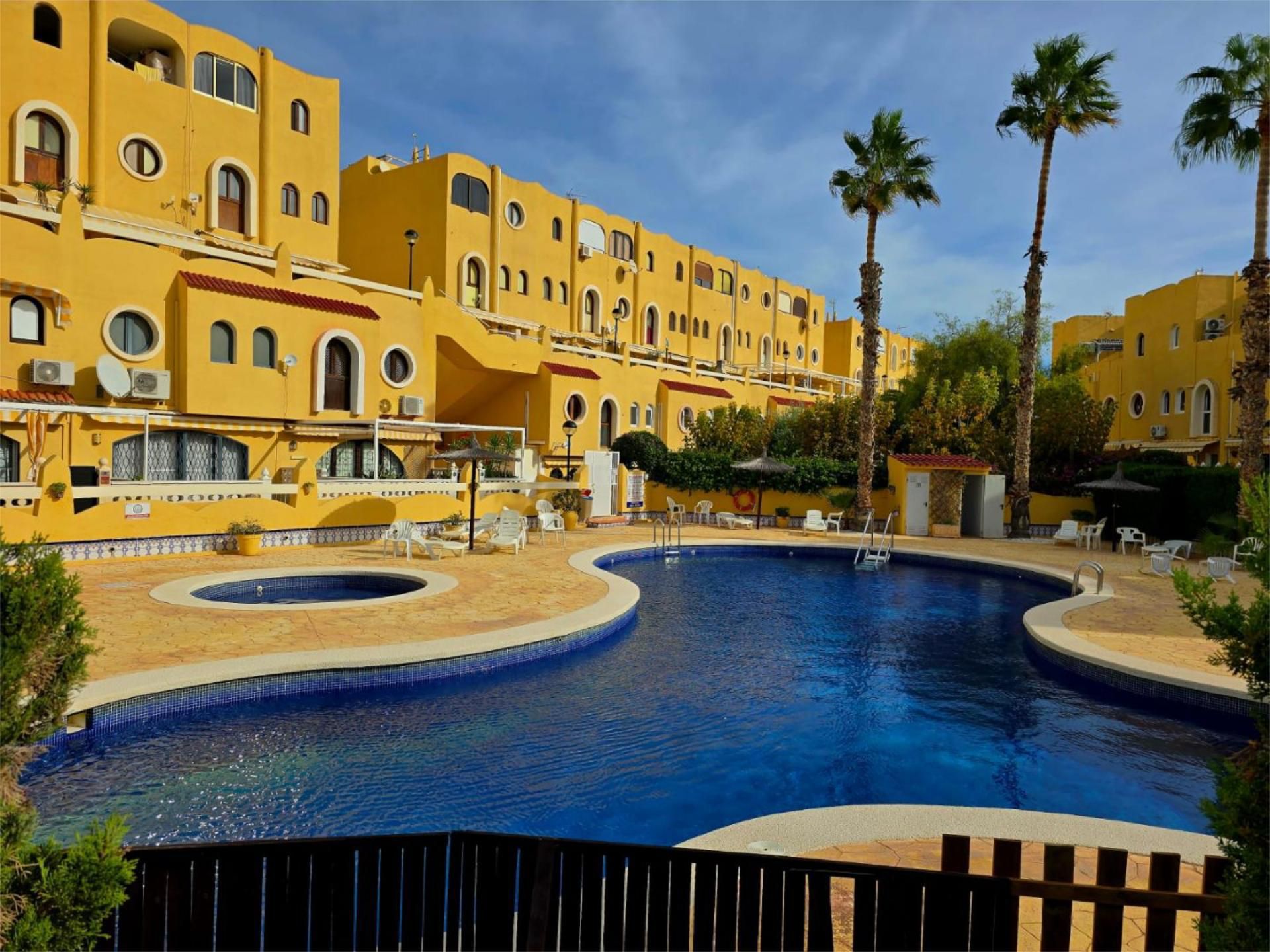 Vista exterior de Casa adosada en venda en El Campello amb Aire condicionat, Terrassa i Piscina