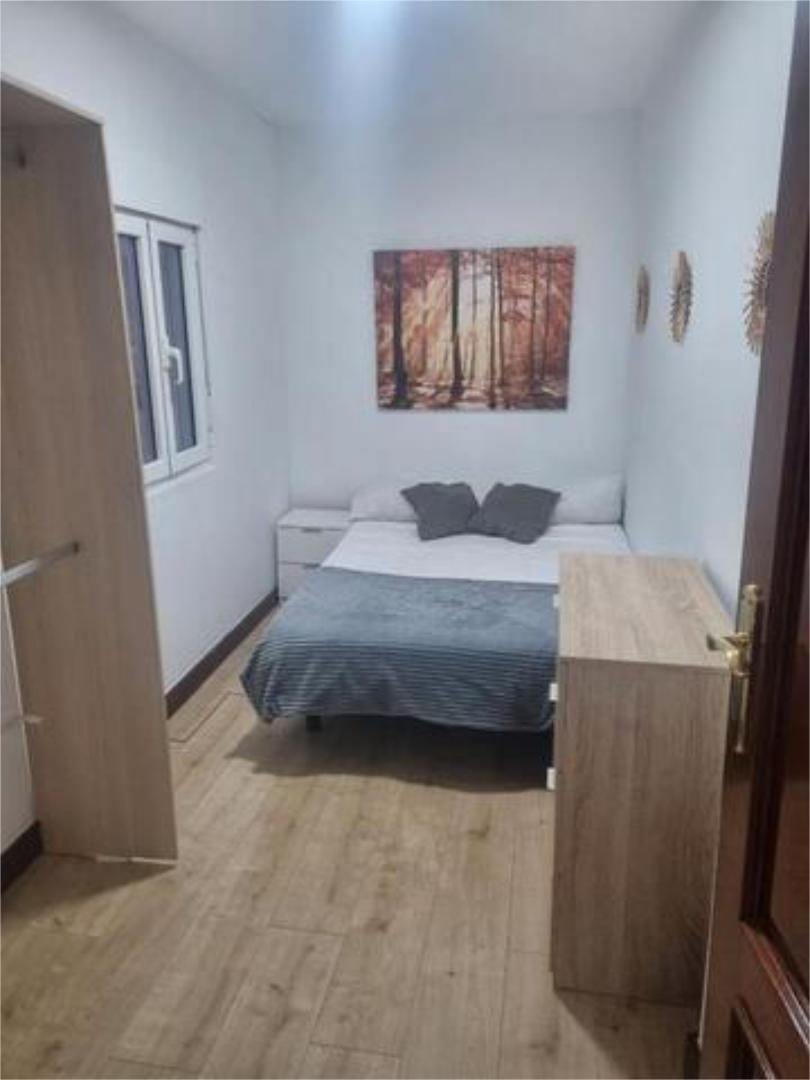 Dormitori de Apartament per a compartir en Burgos Capital amb Moblat