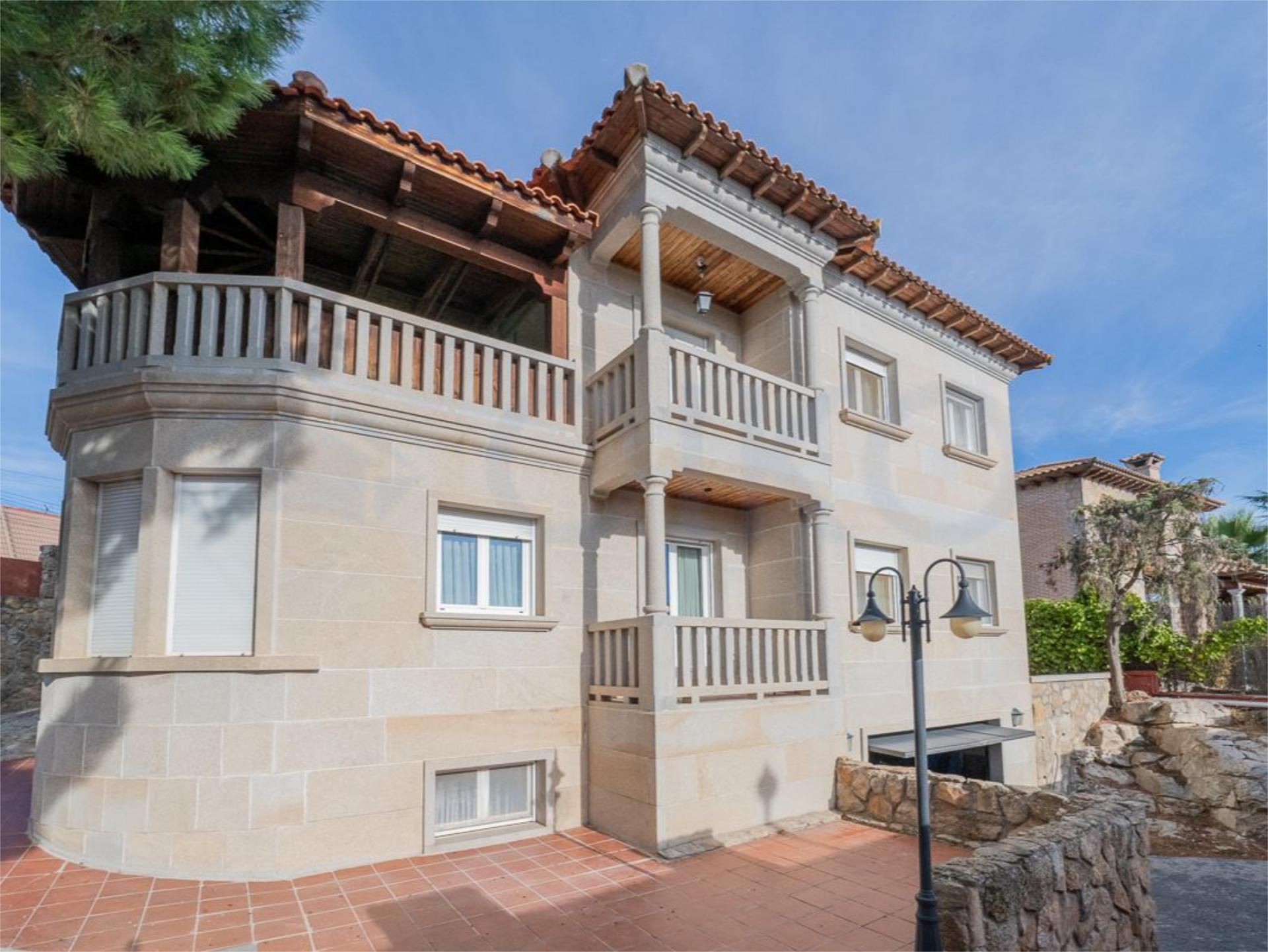 Vista exterior de Casa o xalet en venda en Torrelodones amb Aire condicionat, Terrassa i Piscina