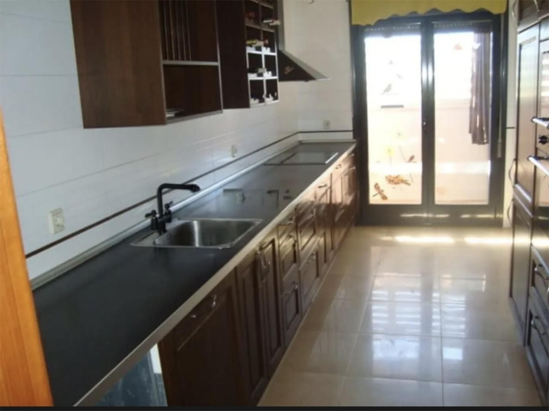 Pis en venda a Calle Damasquinadores, 29, Hospital - Nuevo Centro de Talavera de la Reina Cuina de Pis en venda en Talavera de la Reina amb Aire condicionat, Terrassa i Piscina