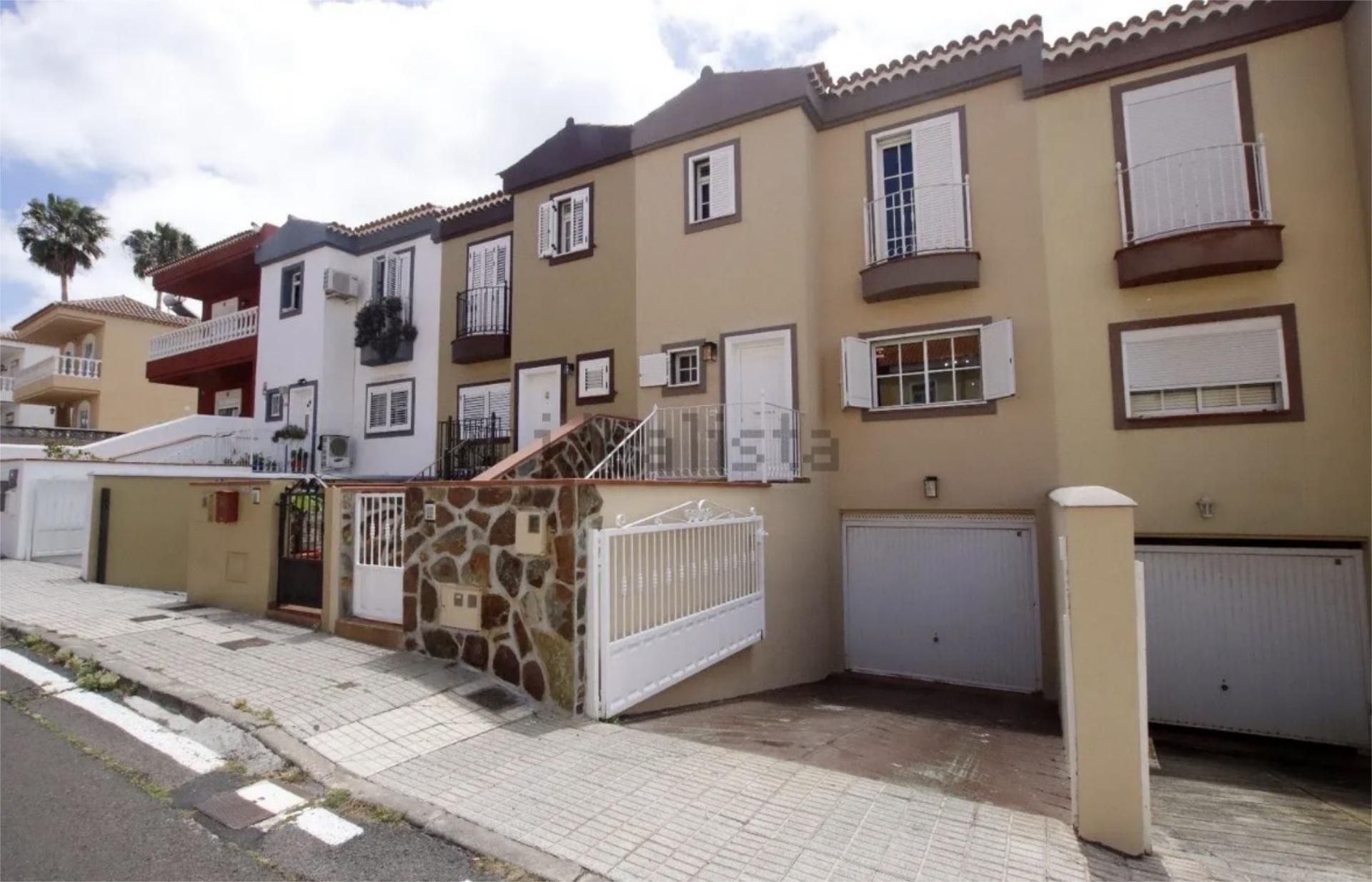 Casa adosada en venda a Calle Camino los Guanches, Santa Catalina Vista exterior de Casa adosada en venda en Tacoronte amb Jardí privat, Traster i Balcó