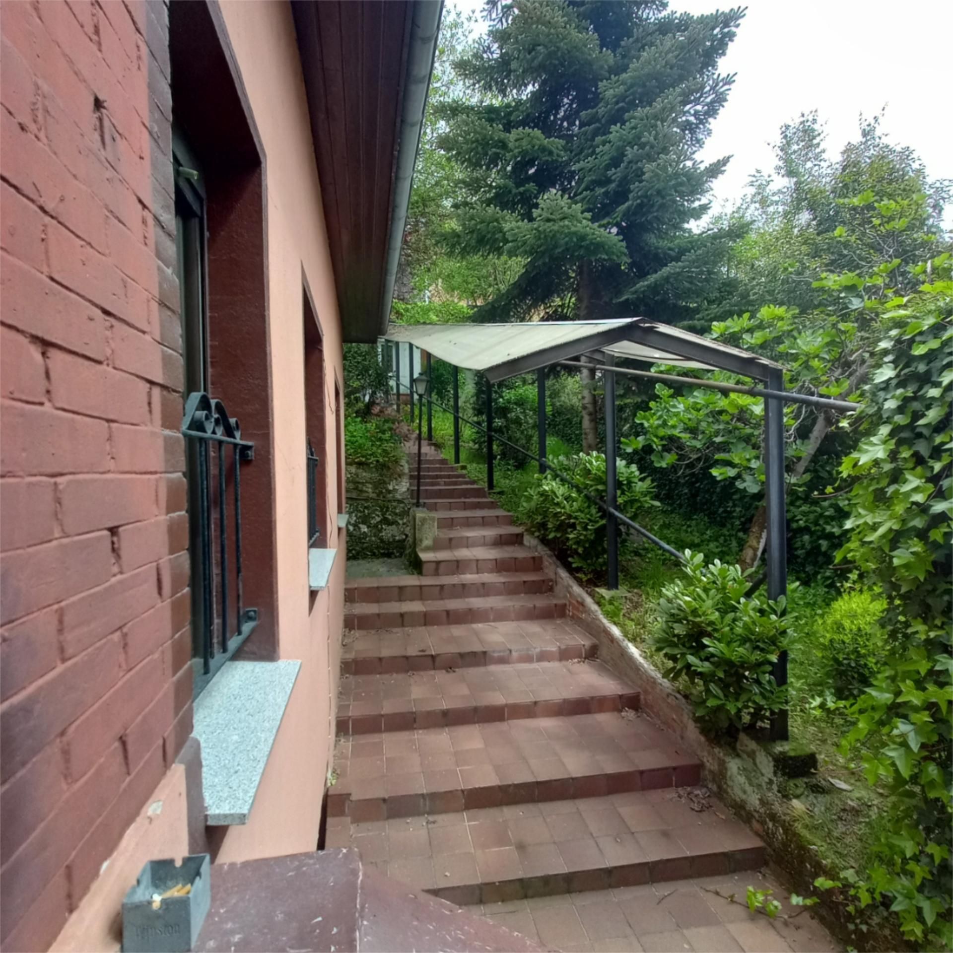 Terrassa de Casa o xalet en venda en Oviedo  amb Balcó