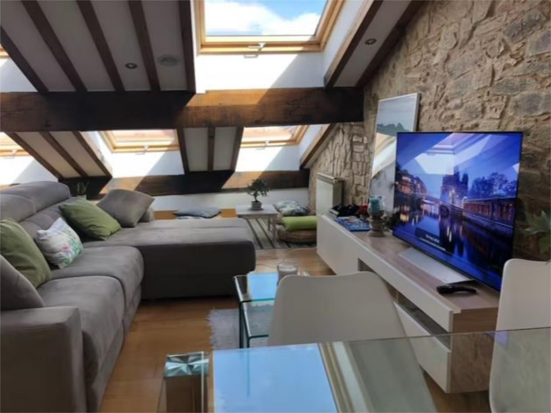 Sala d'estar de Pis de lloguer en Santiago de Compostela  amb Calefacció, Parquet i Moblat