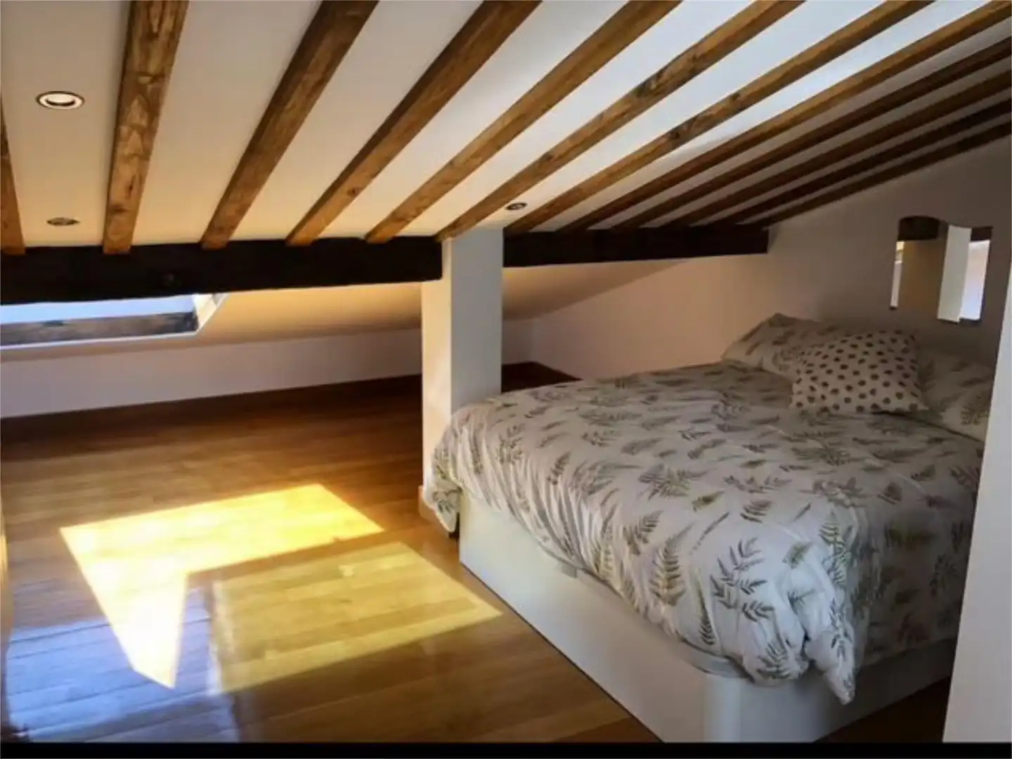 Pis de lloguer a Praza de Cervantes, 8, Casco Histórico Dormitori de Pis de lloguer en Santiago de Compostela amb Calefacció, Parquet i Moblat