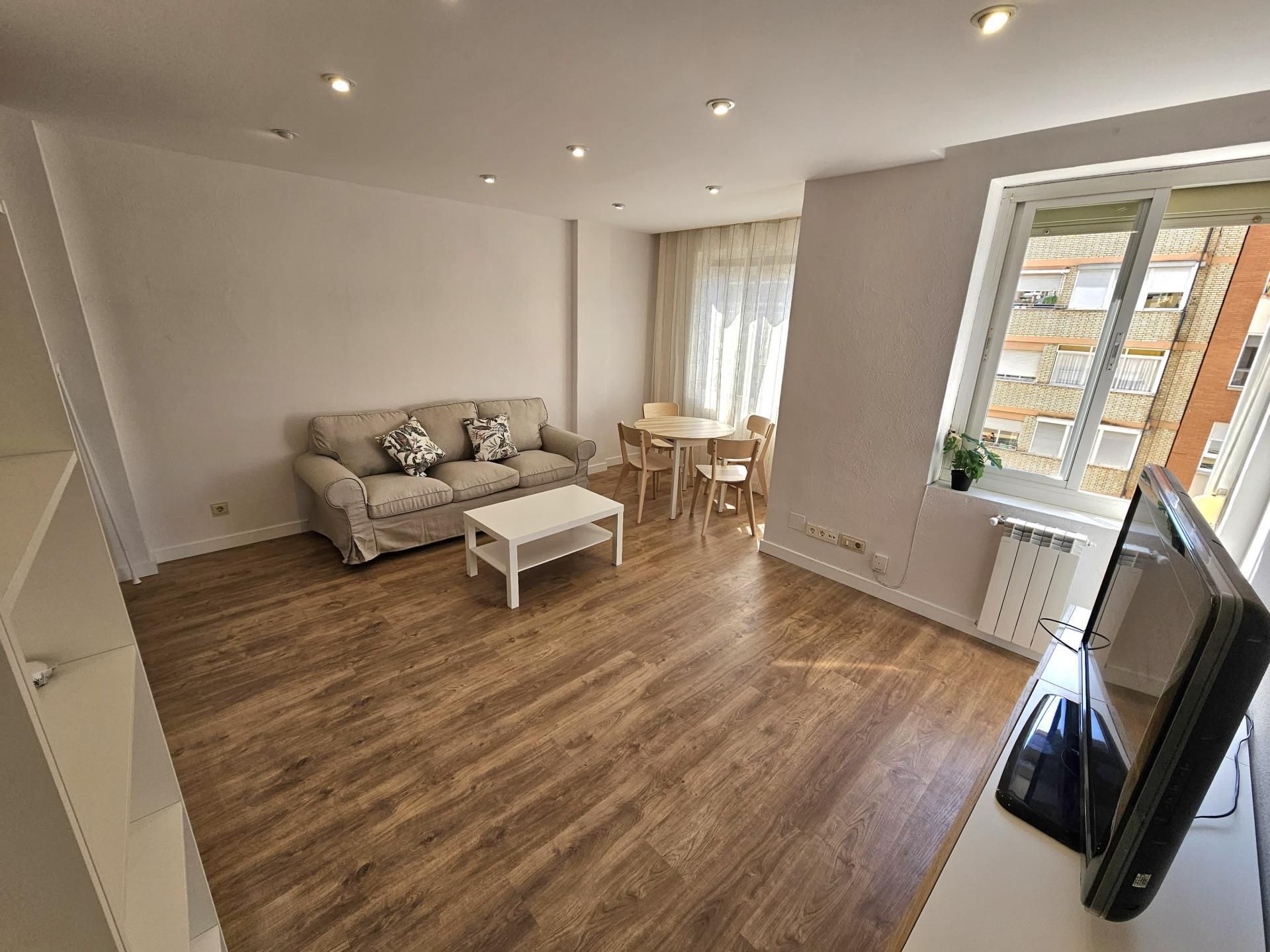 Piso de alquiler en Allende el Río Sala de estar de Piso de alquiler en Palencia Capital con Calefacción, Parquet y Amueblado