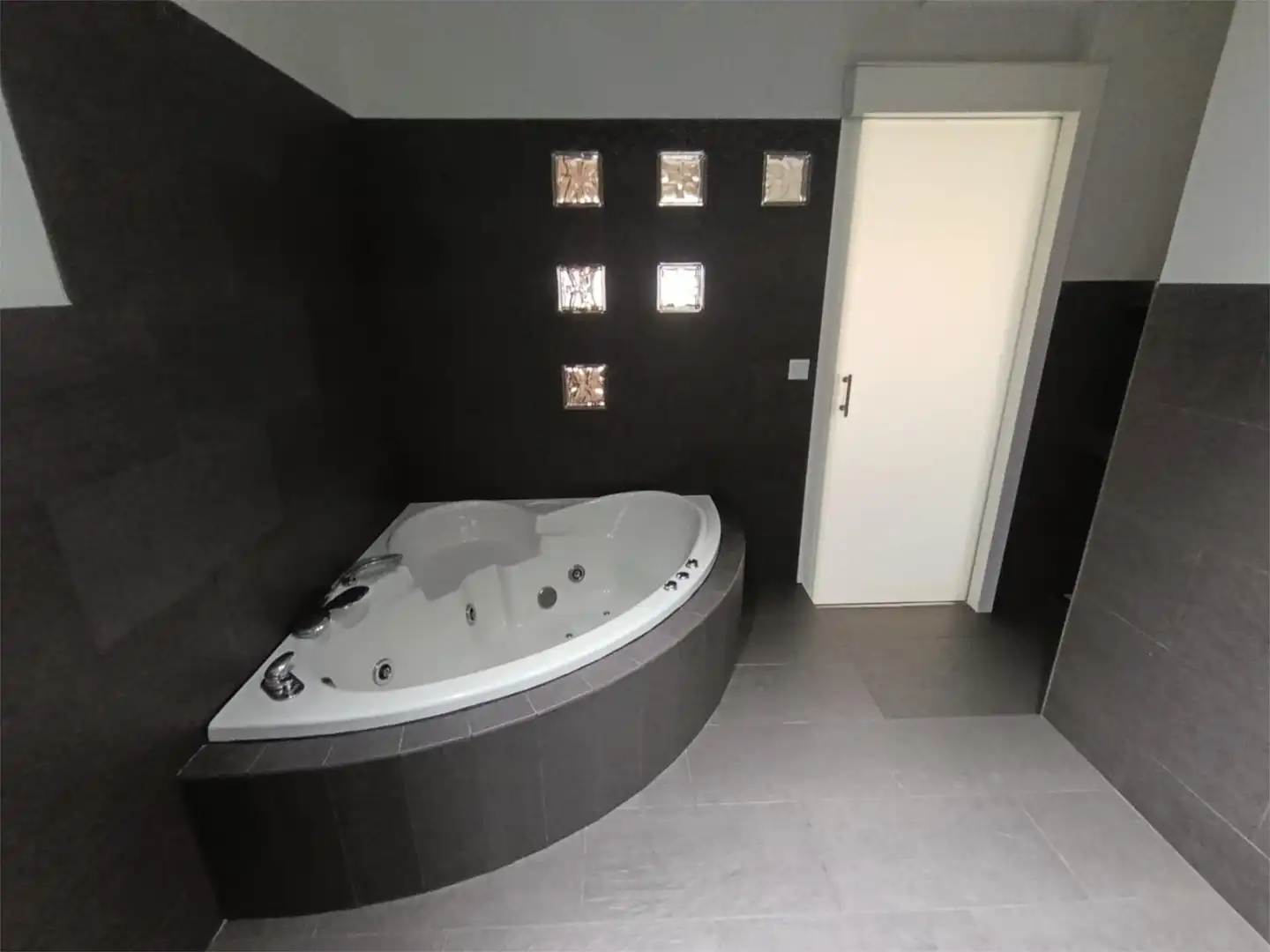 Flat for sale in Pio Baroja, 4, Arco Norte - Avda. España Bathroom of Flat for sale in Dos Hermanas with Air Conditioner and Balcony