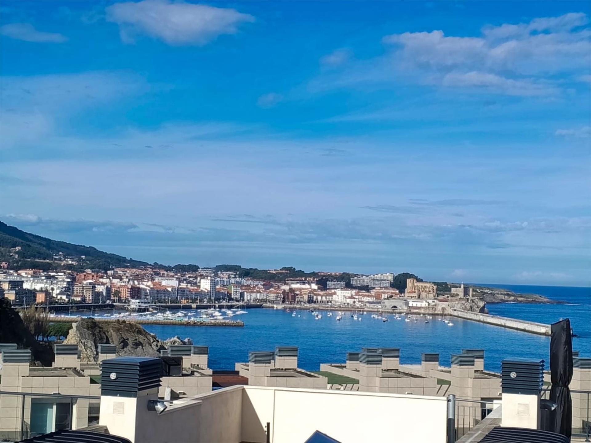 Vista exterior de Casa o xalet en venda en Castro-Urdiales amb Terrassa i Balcó