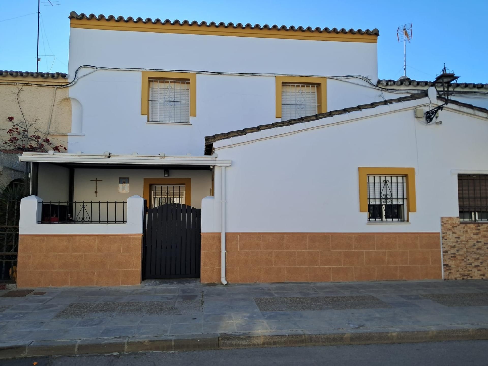 Casa adosada en venda a Calle San Miguel, 10, San José del Valle Vista exterior de Casa adosada en venda en San José del Valle amb Aire condicionat i Terrassa