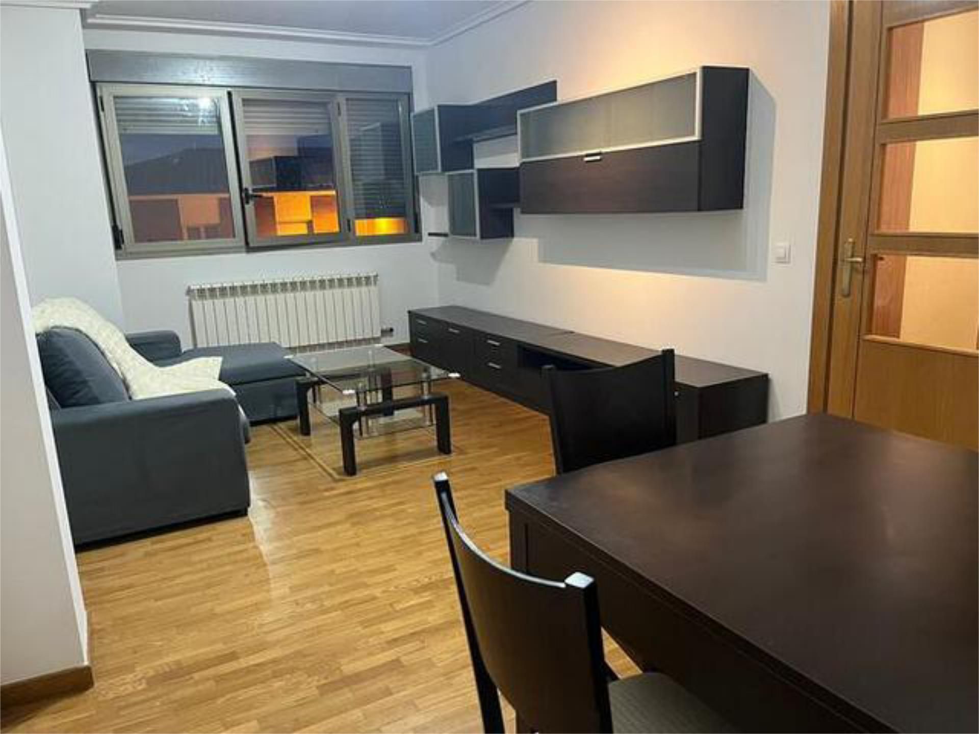 Pis de lloguer a Villamediana de Iregua Sala d'estar de Pis de lloguer en Villamediana de Iregua amb Jardí privat, Piscina i Moblat