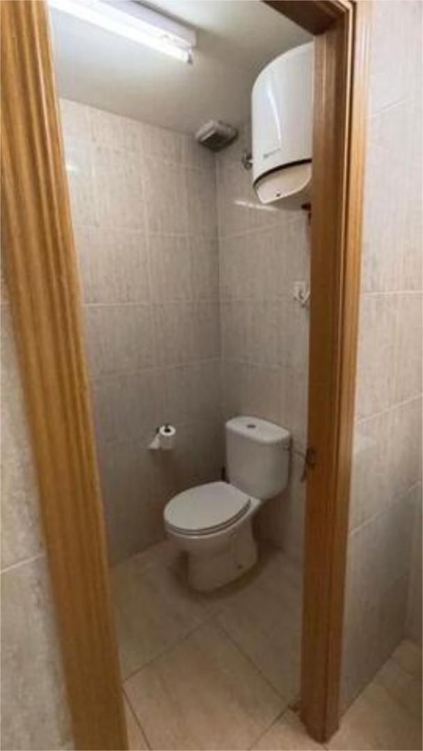 Bany de Local de lloguer en Leganés amb Aire condicionat