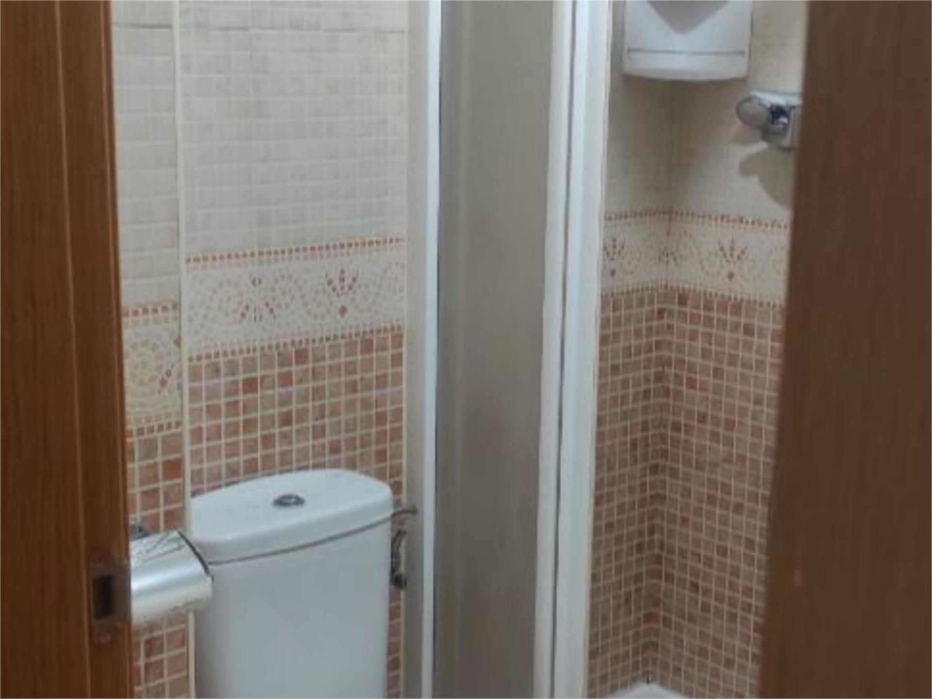 Baño de Piso de alquiler en Cedillo del Condado con Aire acondicionado