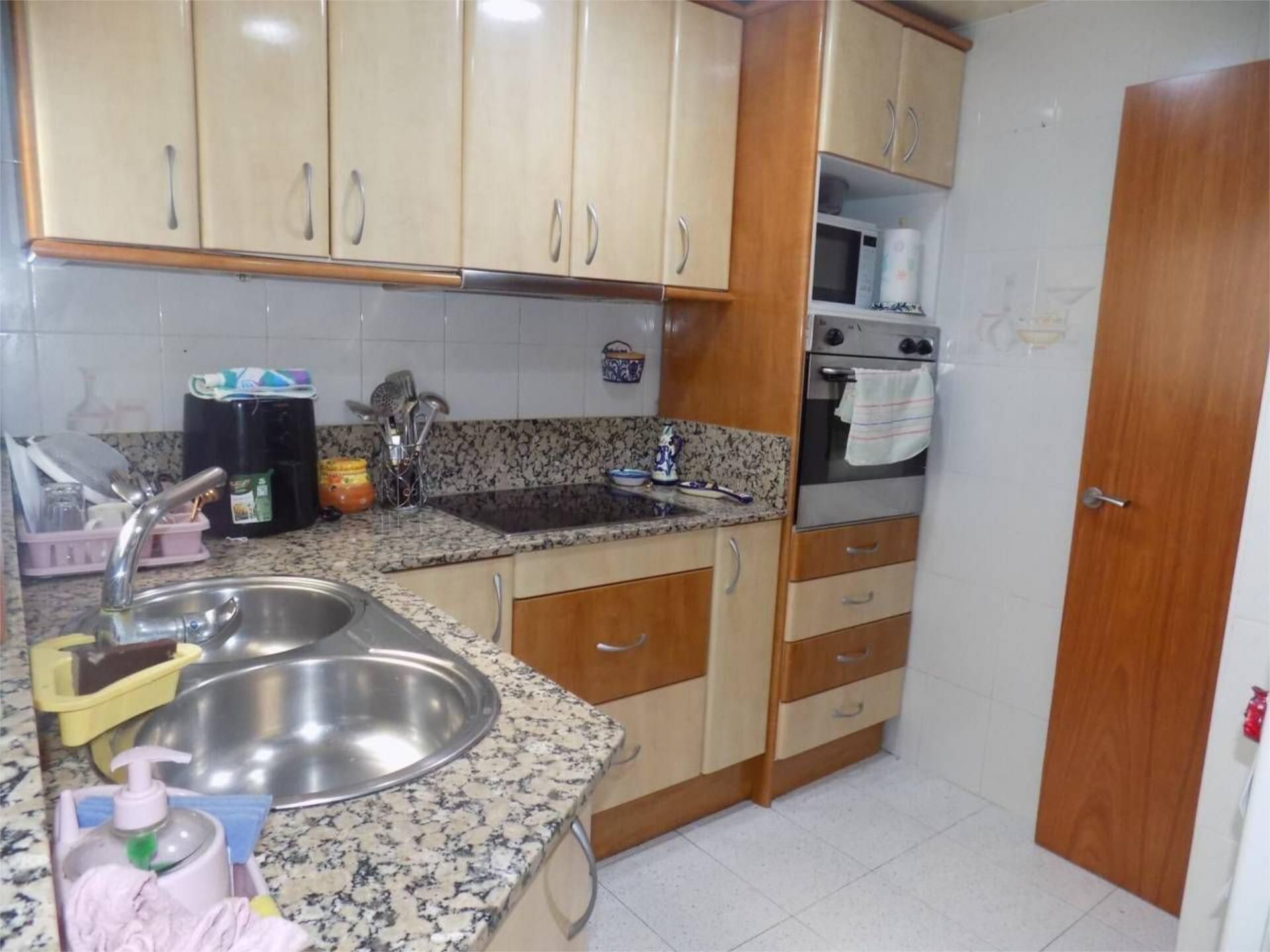 Cuina de Pis de lloguer en Sant Adrià de Besòs amb Aire condicionat