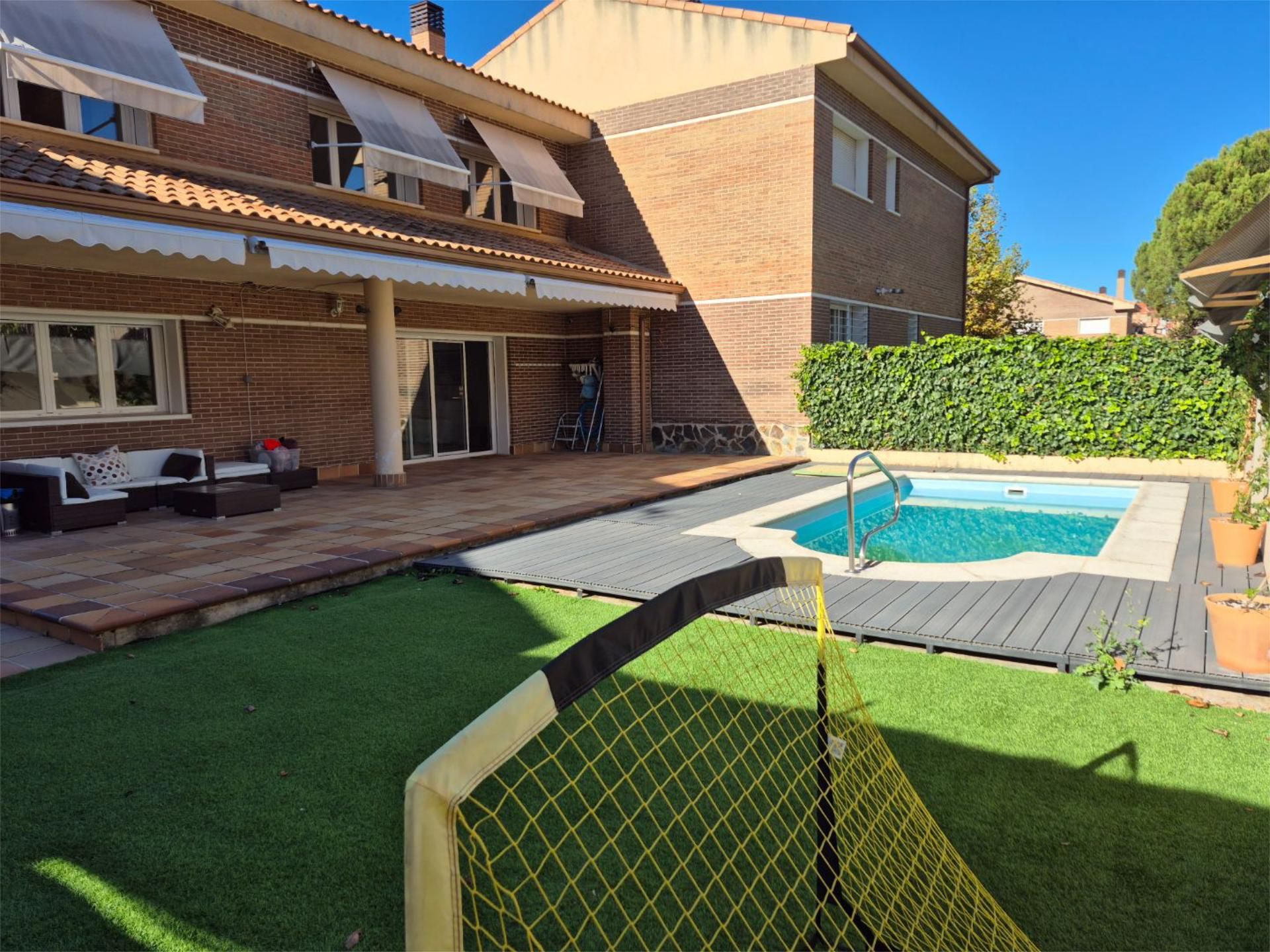 Piscina de Casa o xalet en venda en Guadalajara Capital amb Aire condicionat, Calefacció i Jardí privat