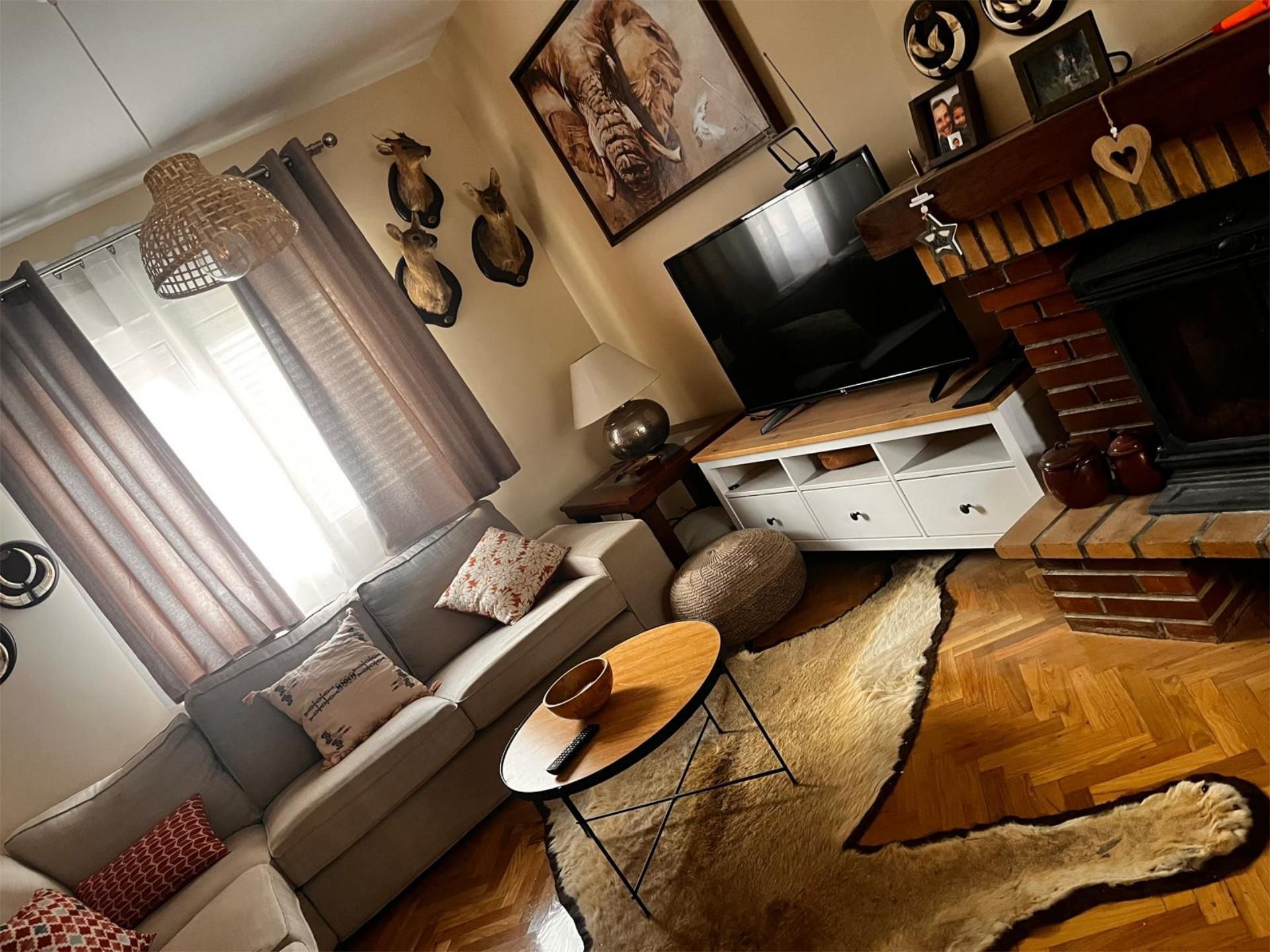 Sala d'estar de Casa o xalet en venda en Buitrago del Lozoya amb Piscina