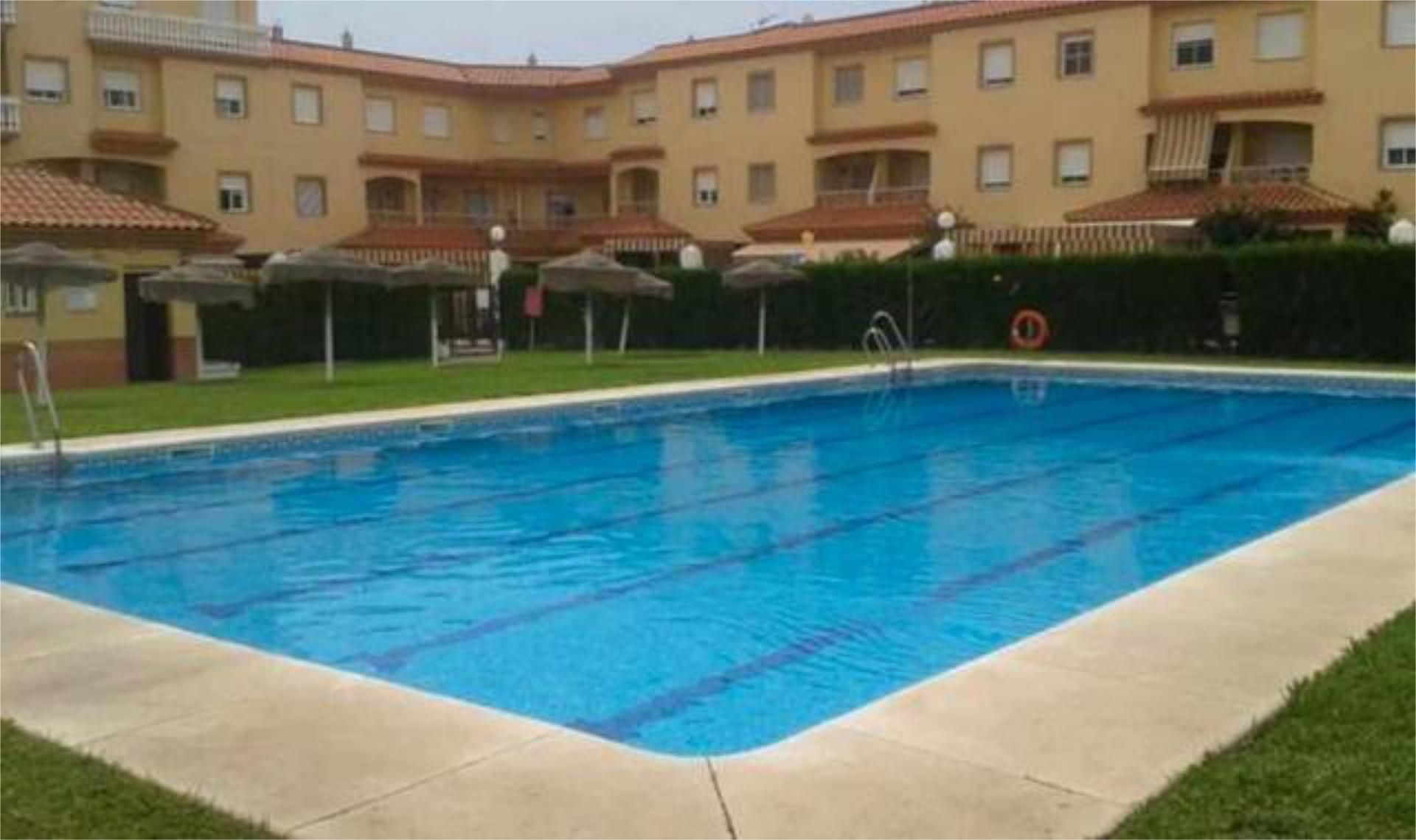 Piscina de Casa adosada de lloguer en Punta Umbría amb Jardí privat, Terrassa i Traster