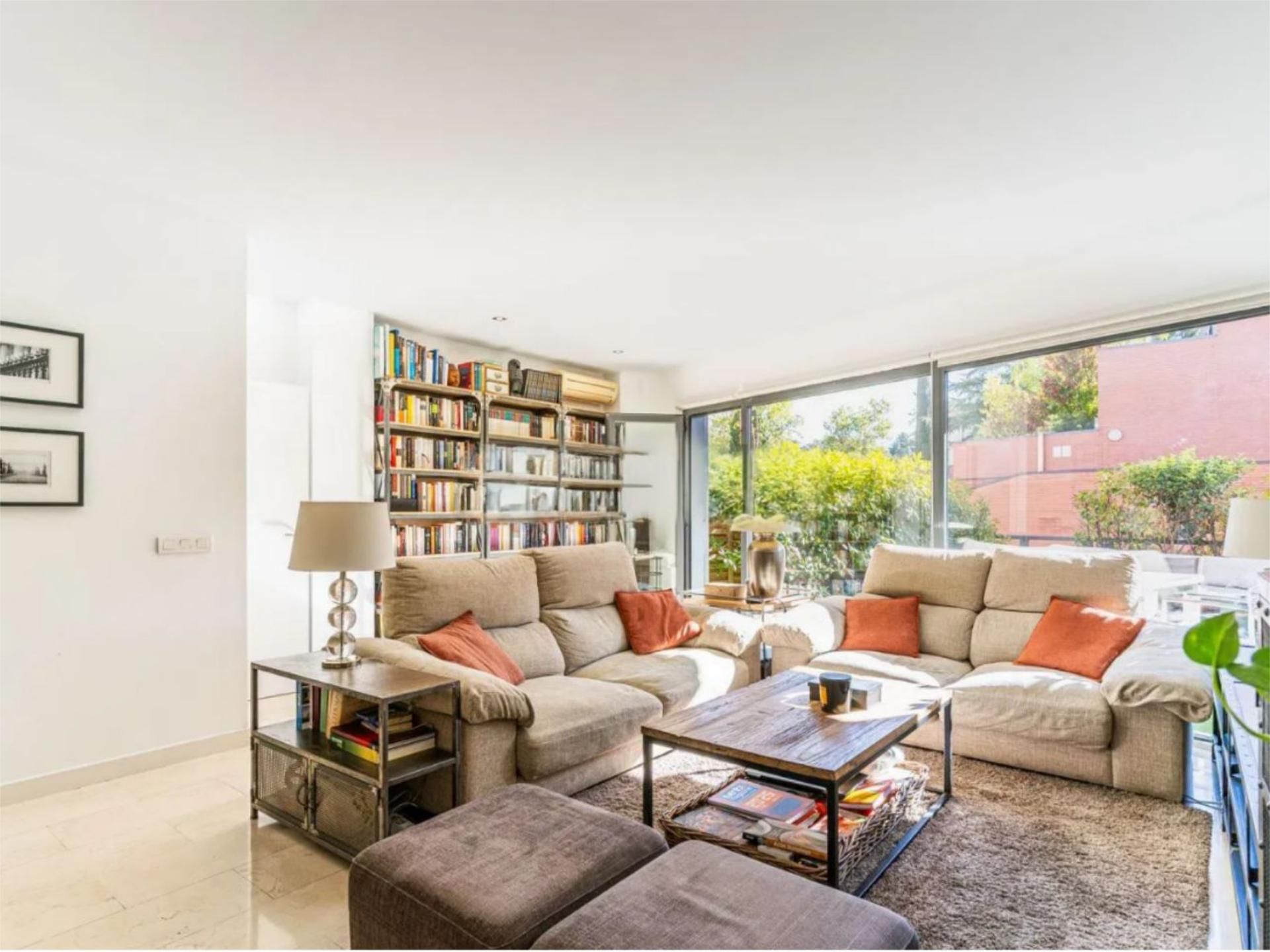 Flat for sale in Colonia Living room of Flat for sale in Torrelodones with Air Conditioner, Heating and Private garden