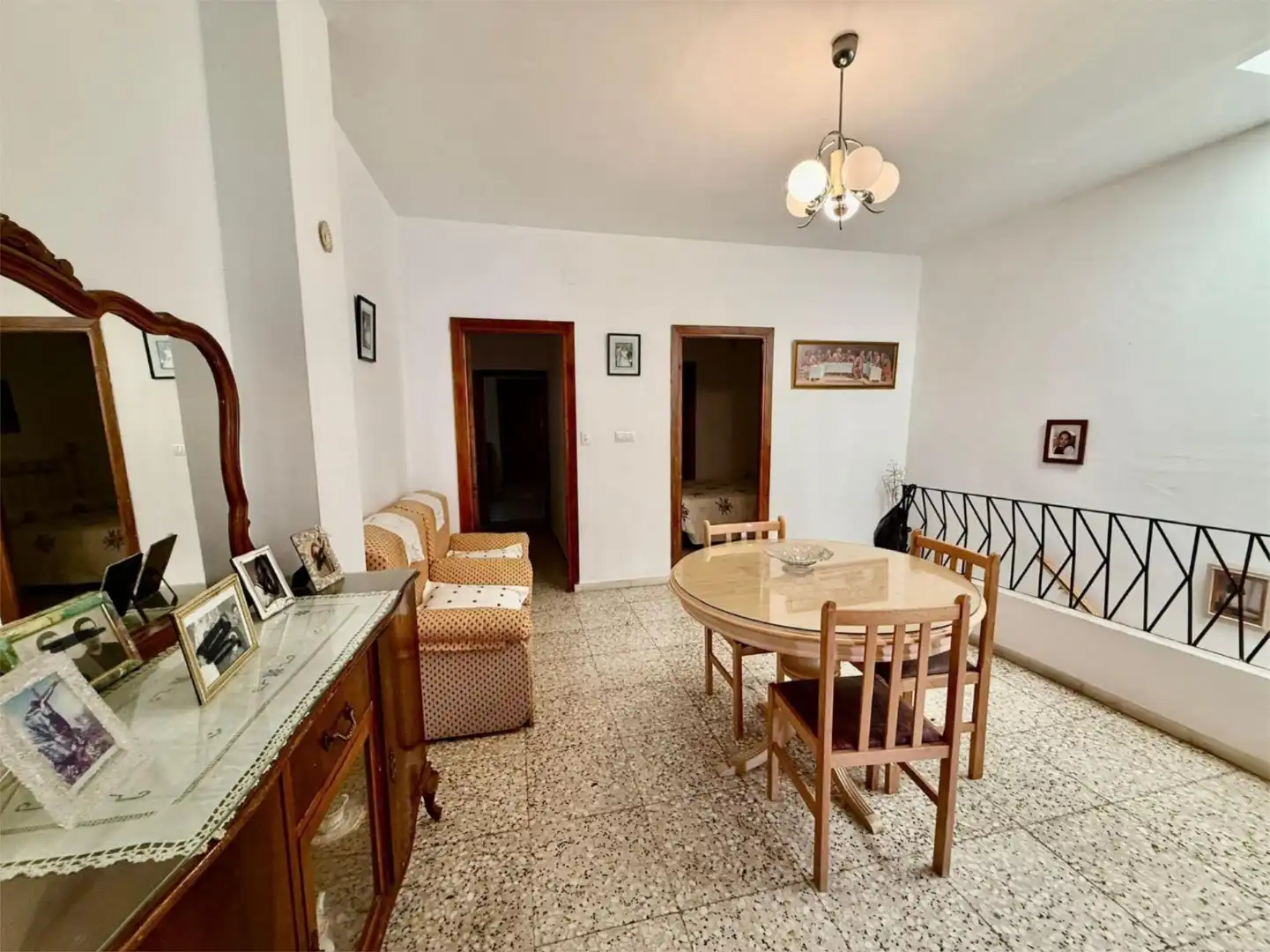 Esszimmer von Einfamilien-Reihenhaus zum Verkauf in Abla mit Terrasse, Möbliert und Ofen