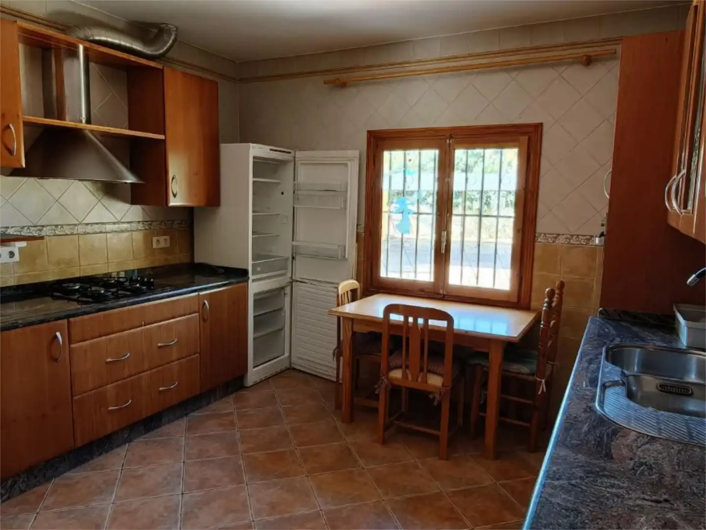 Casa o xalet en venda a Calle Arpa, 22, Moralet Cuina de Casa o xalet en venda en Alicante / Alacant amb Aire condicionat, Calefacció i Jardí privat