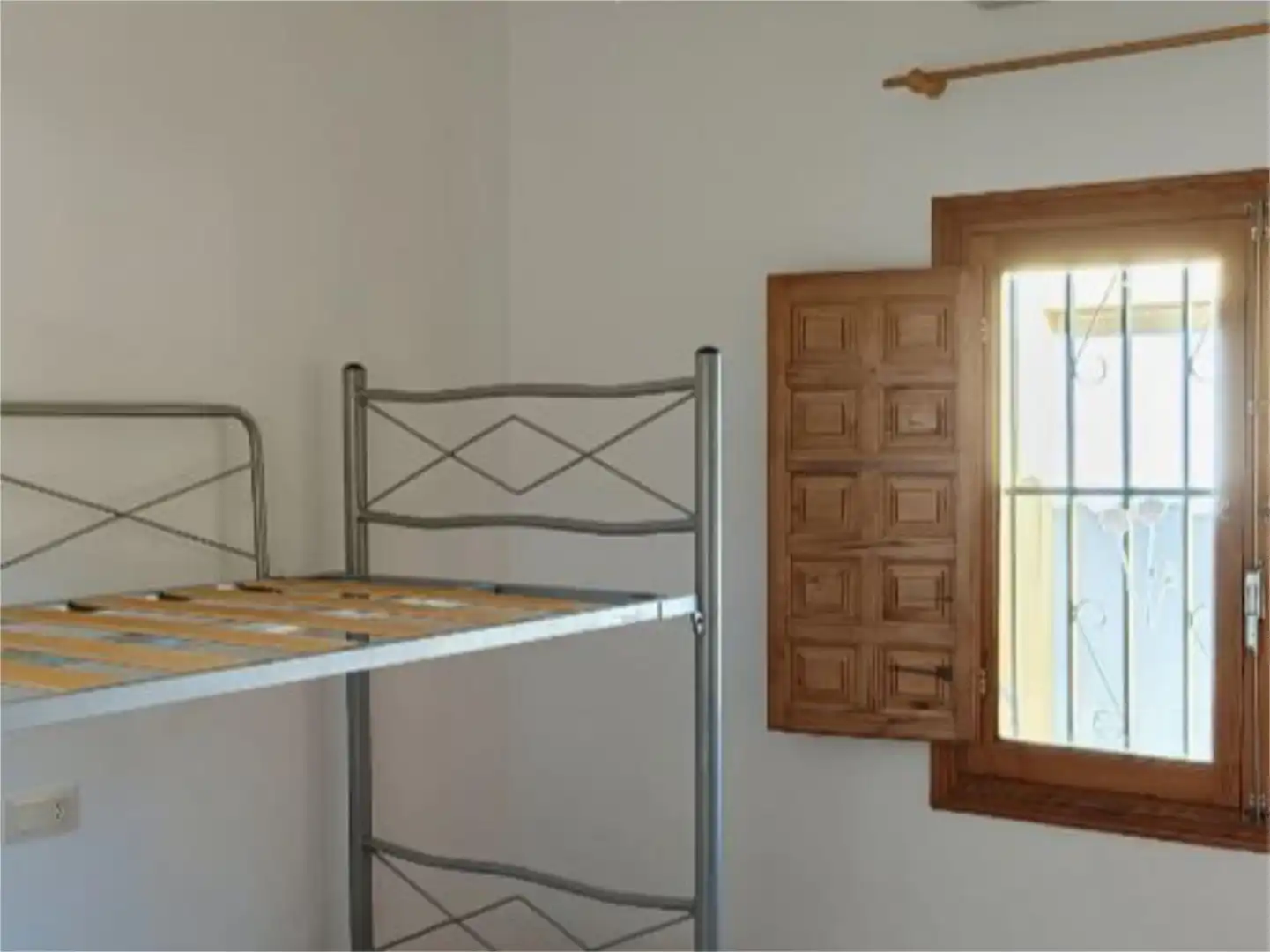 Casa o xalet en venda a Calle Arpa, 22, Moralet Dormitori de Casa o xalet en venda en Alicante / Alacant amb Aire condicionat, Calefacció i Jardí privat