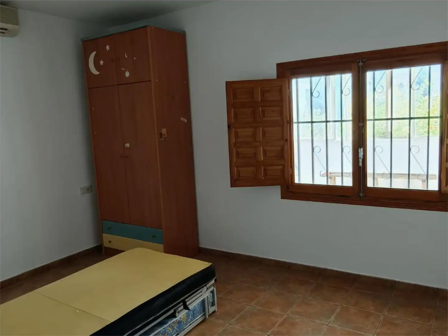 Casa o xalet en venda a Calle Arpa, 22, Moralet Dormitori de Casa o xalet en venda en Alicante / Alacant amb Aire condicionat, Calefacció i Jardí privat